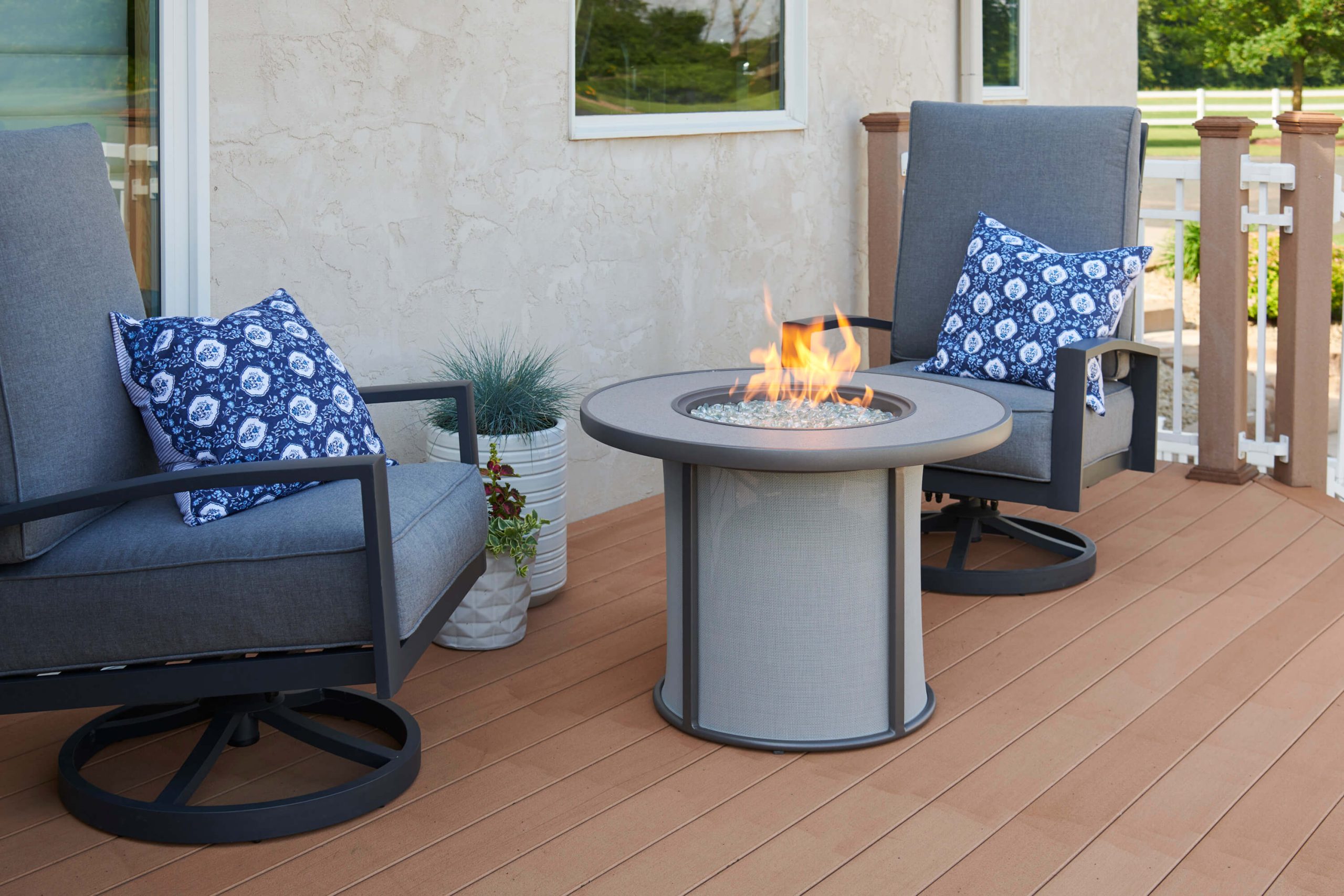 The Outdoor GreatRoom Company 31' Stonefire Round Gas Fire Pit Table, Grey