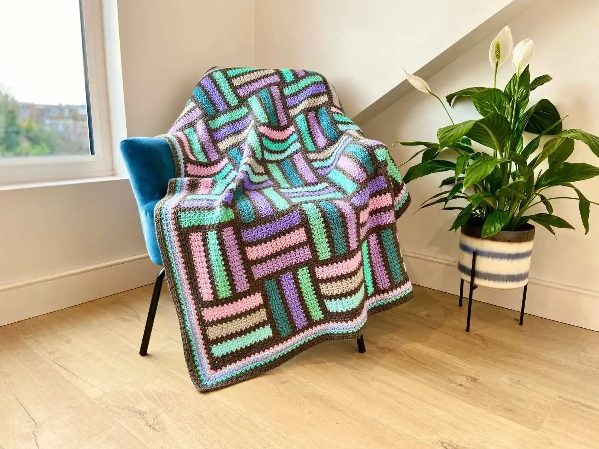 Threefold Blanket - a beautifully modern crochet project - The Crochet Swirl
