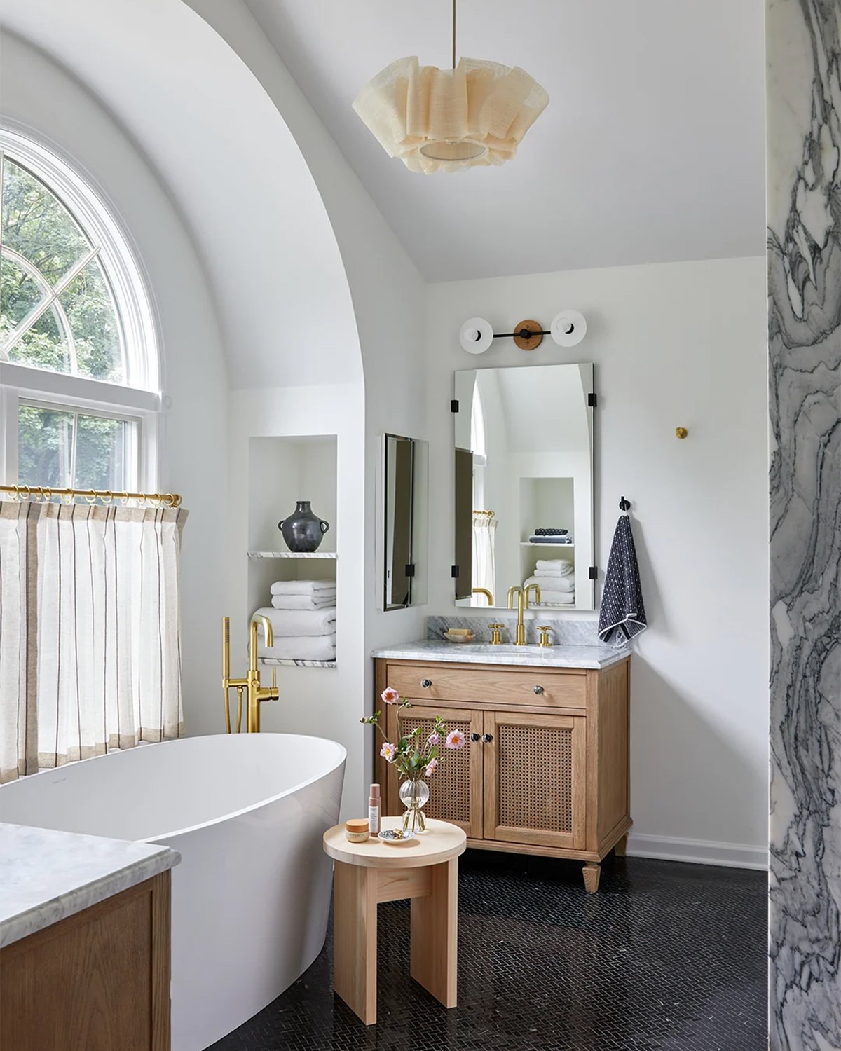 10 Modern Farmhouse Bathrooms That Exude Zen