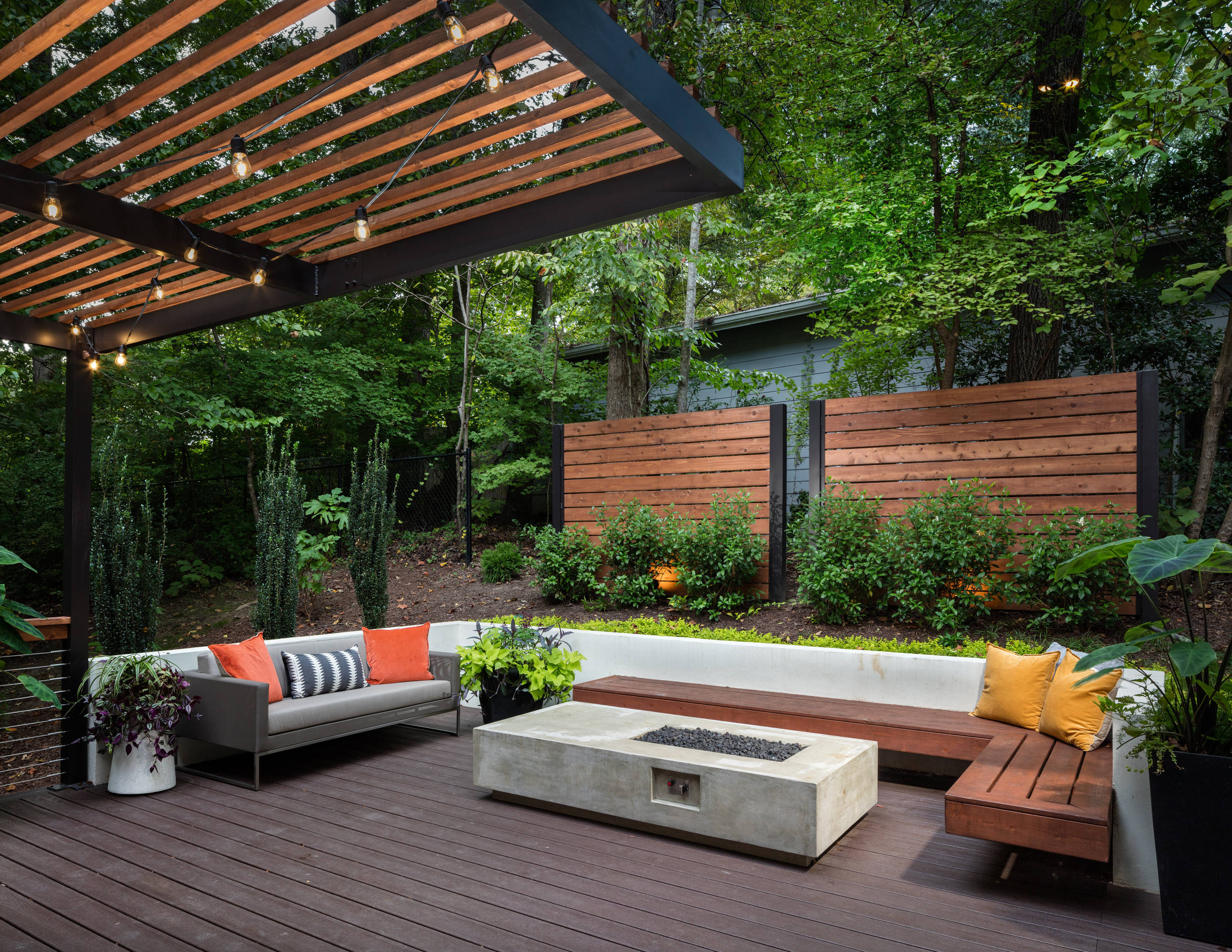 10 Outdoor Decks Accentuated With Built-In Features