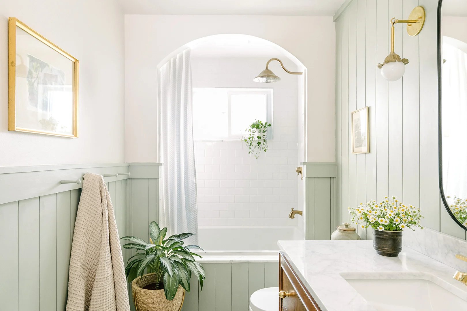 14 Small Bathroom Ideas That Make a Statement Even In a Tiny Space
