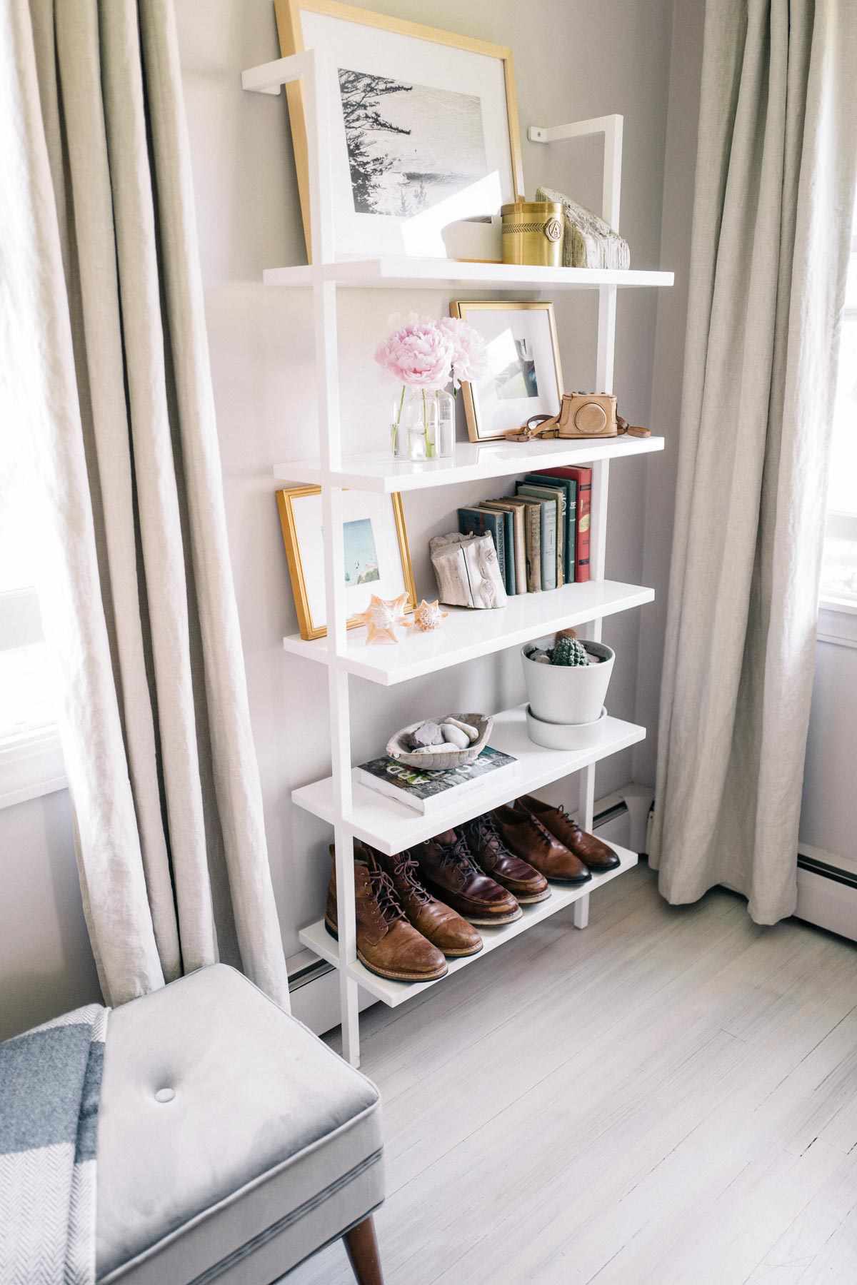 20 Stylish and Functional Bedroom Shelving Ideas