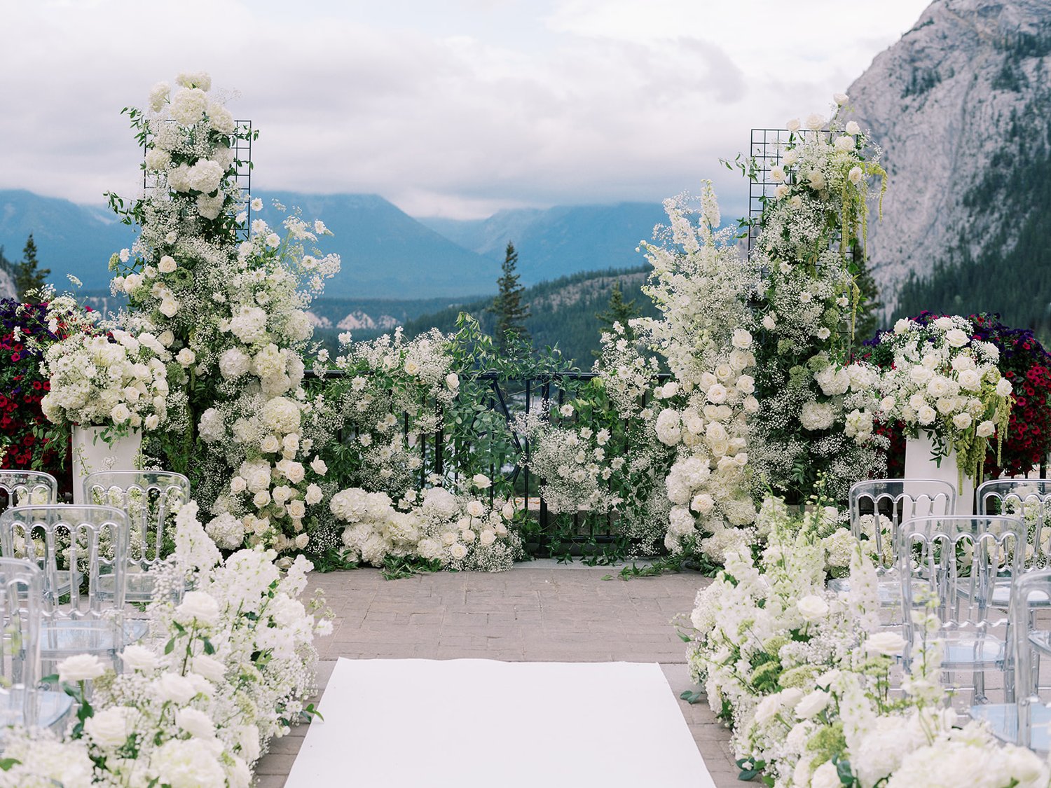 2026 Wedding Flower Trends: Romantic Florals That Last Forever – Flora Rentals