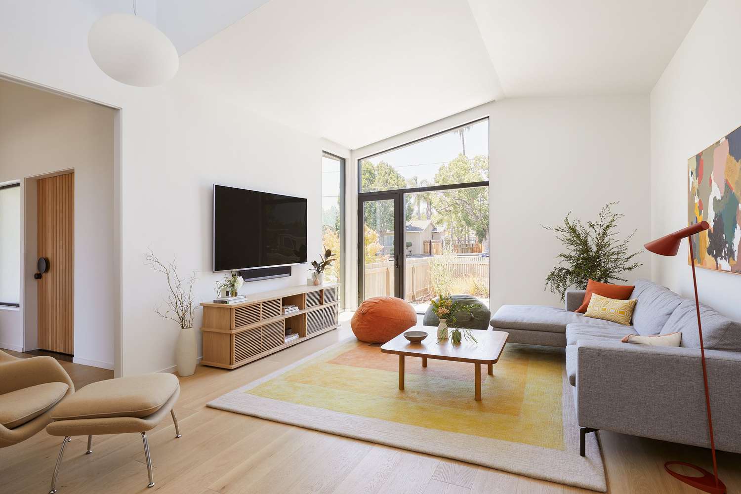 21 Small Living Rooms With TVs That Actually Look Good