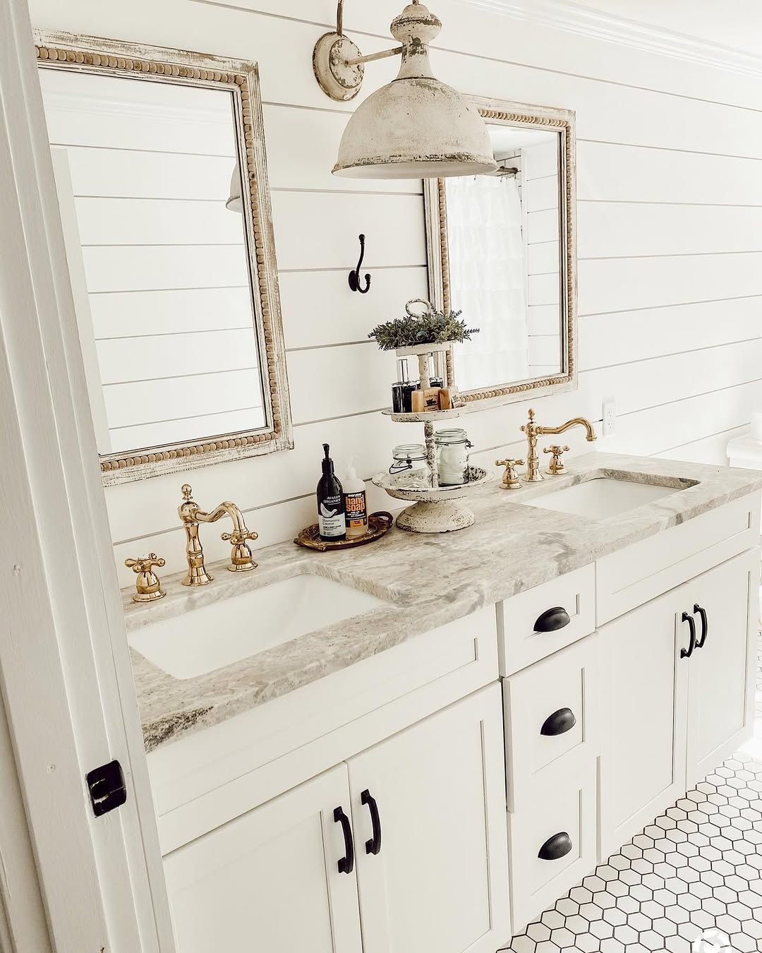 22 Shiplap Bathroom Ideas for 2026 Where Traditional Tile Walls Are Replaced by Farmhouse Paneling