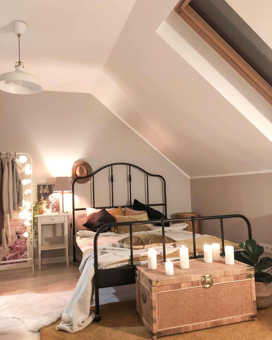 28 Stylish Low Sloped Ceiling Bedroom Ideas to Recreate
