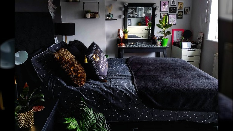 30 Goth Bedrooms That Will Bring Out Your Dark Side