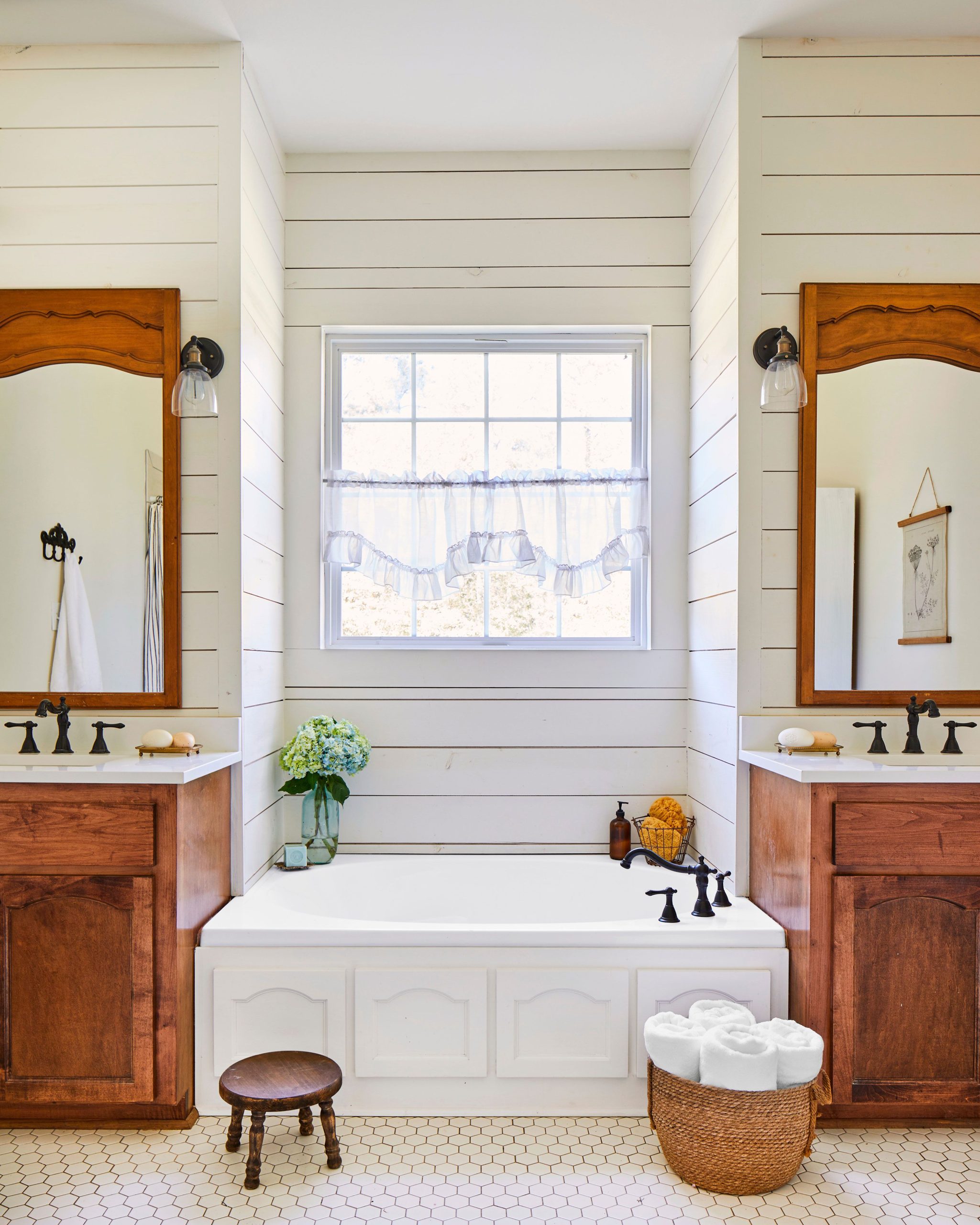 41 Simple and Airy Cottage Bathroom Ideas