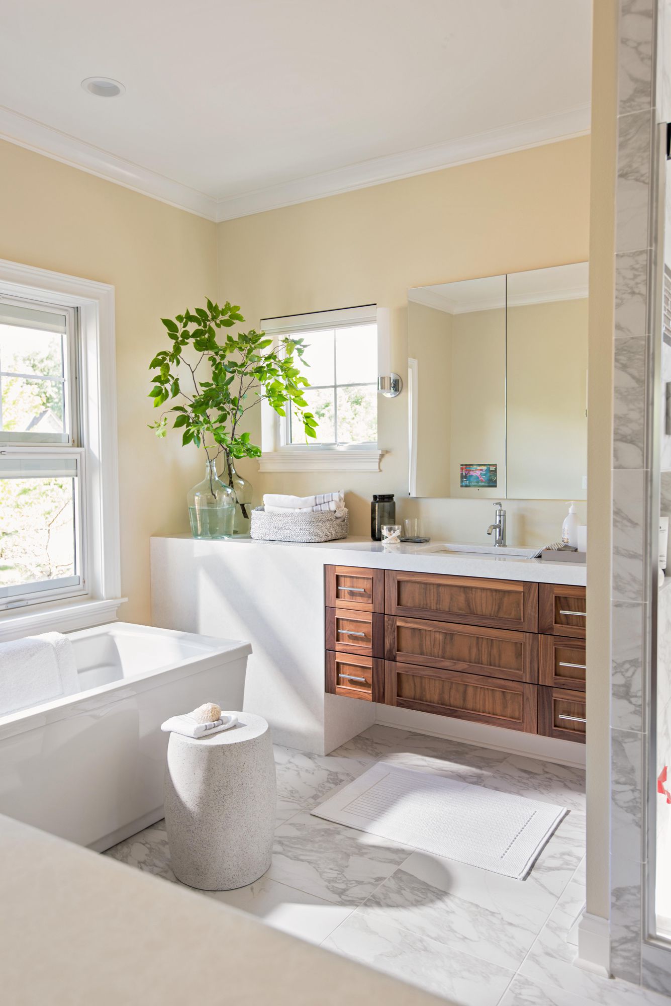 5 Unexpected Paint Colors for Bathrooms We're Loving in 2022
