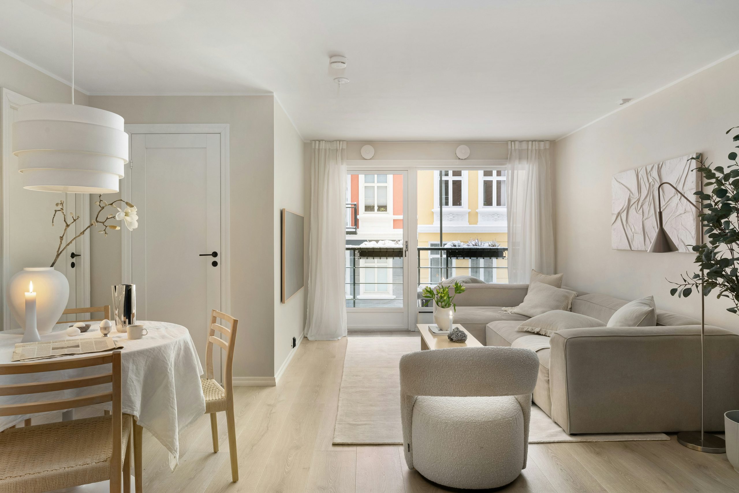 A living room filled with furniture and a dining room table