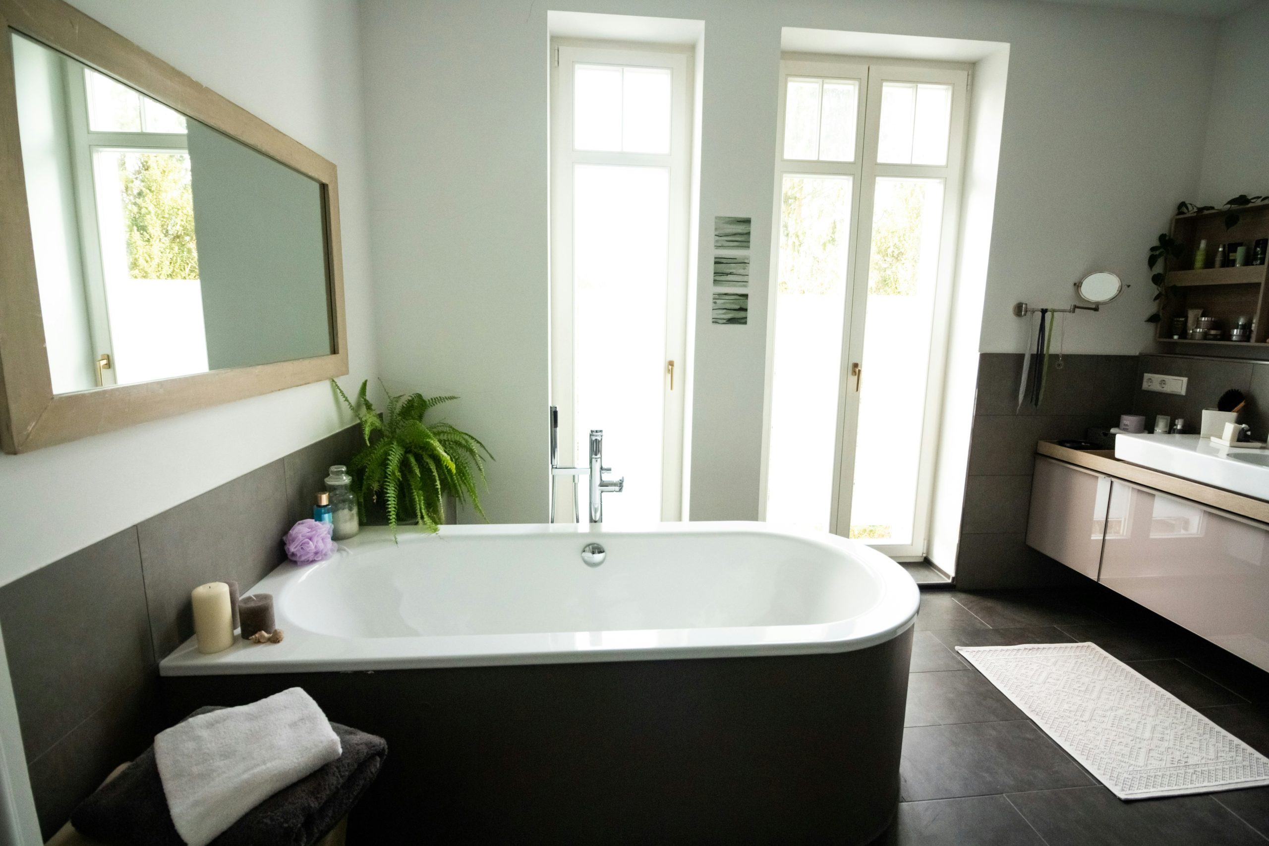 Bathroom with huge bathtub. 