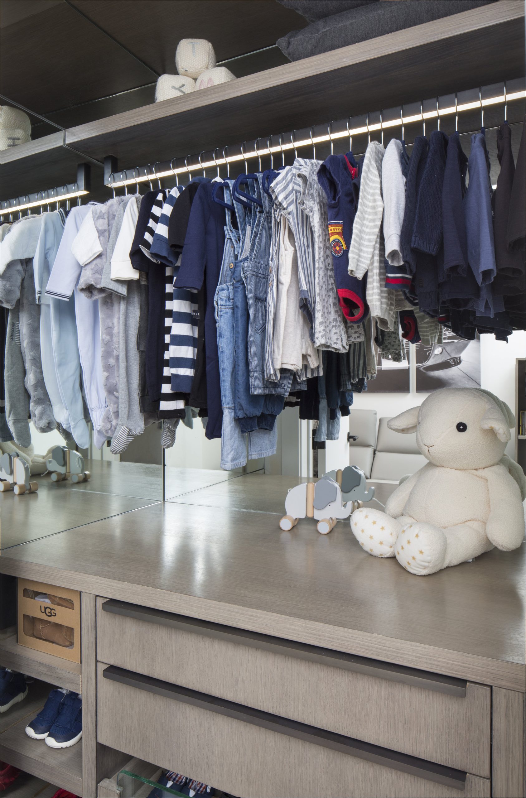 BIG DESIGN FOR TINY CLOTHES — LA CLOSET DESIGN