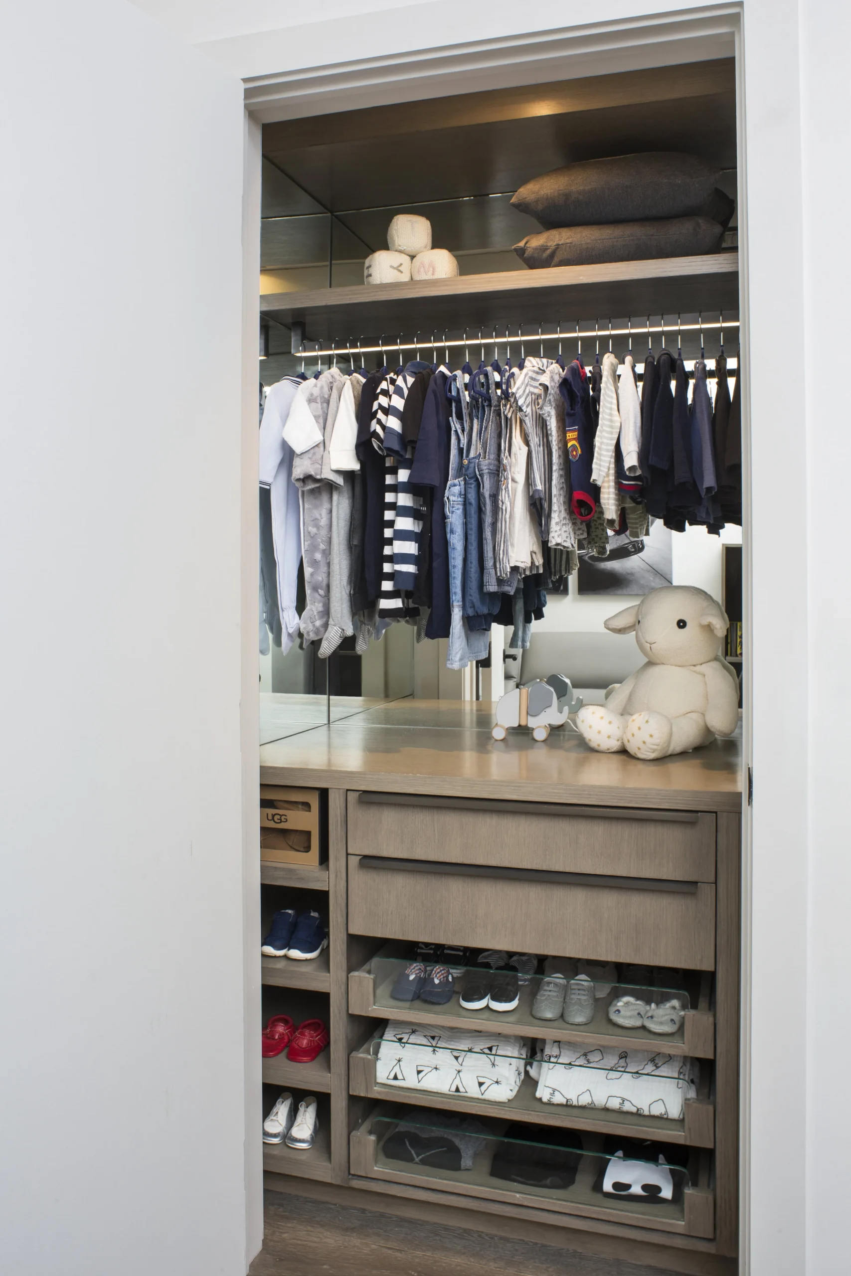 BIG DESIGN FOR TINY CLOTHES — LA CLOSET DESIGN