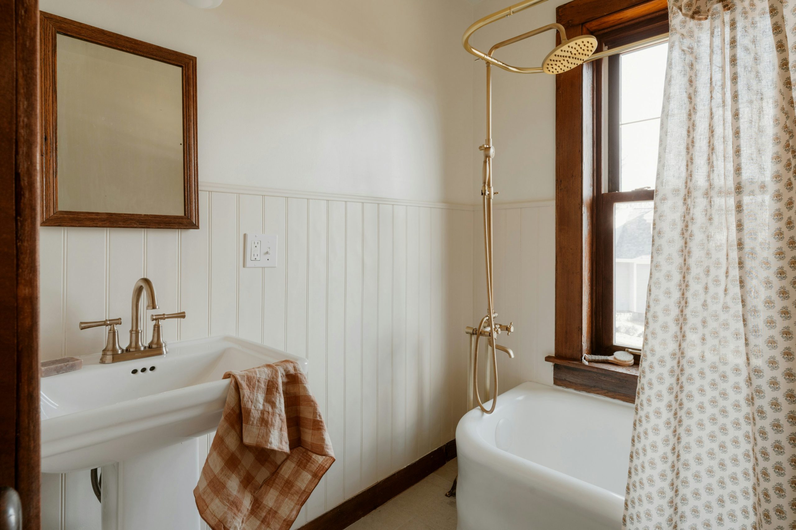 Farmhouse bathroom 2/3 (IG: @clay.banks)