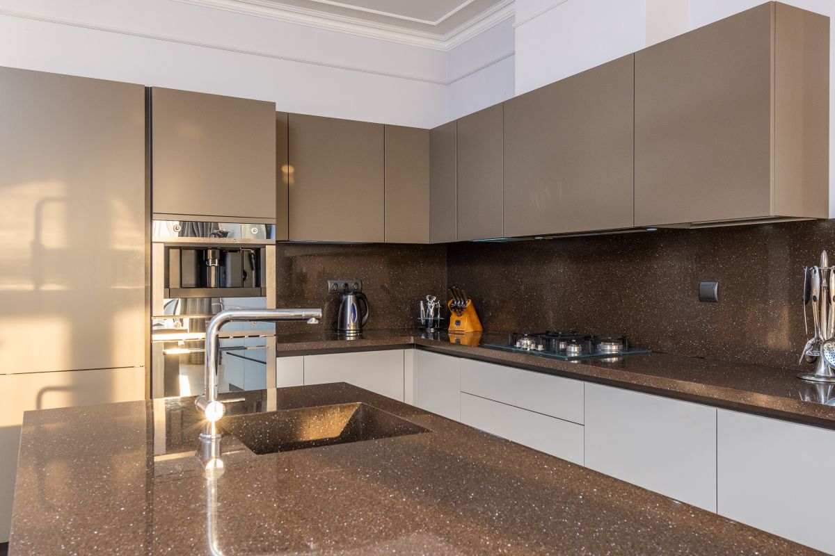 How to Style Brown Granite Countertops: Ideas and Inspo Pics