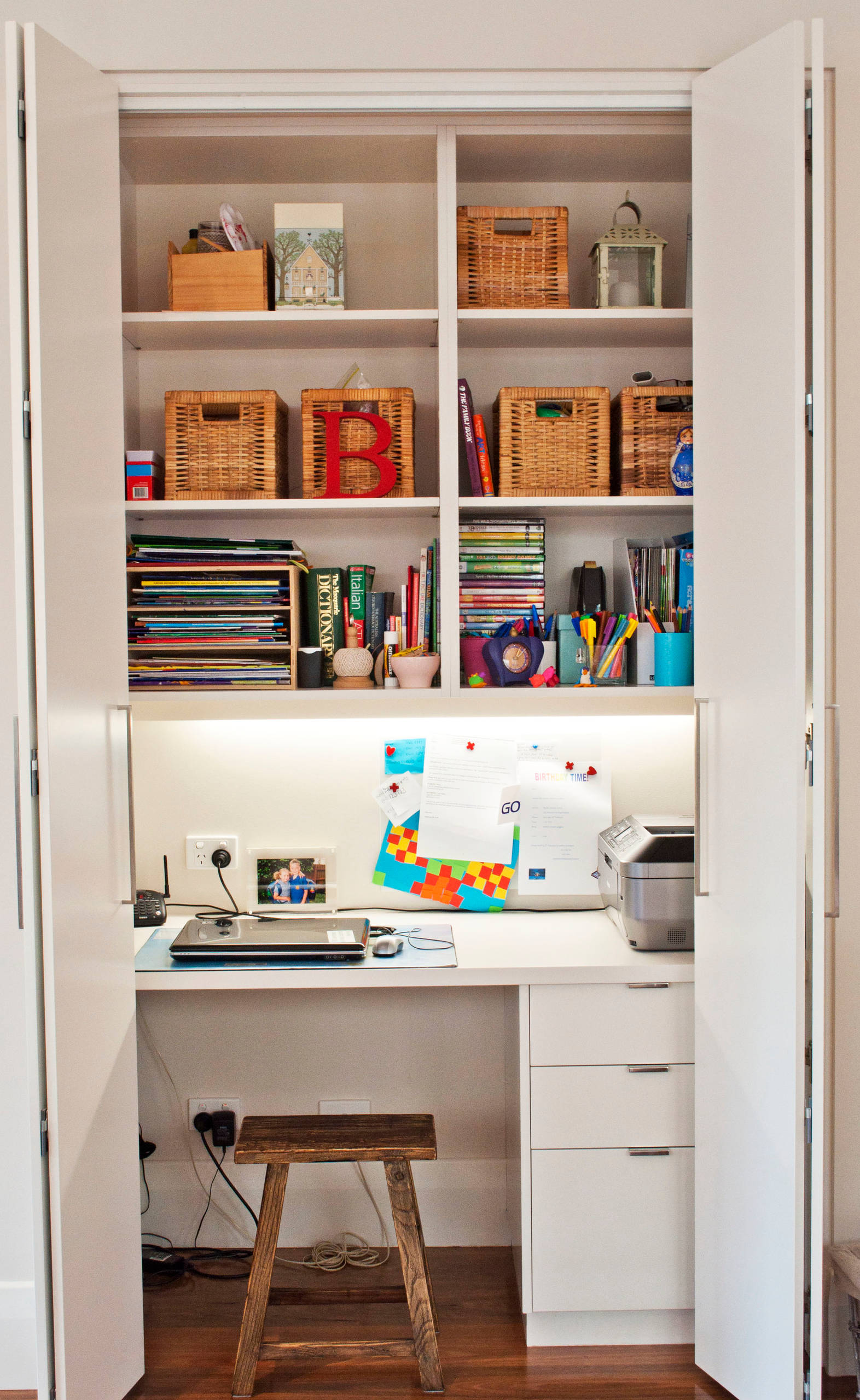 10 Brilliant Micro Home Offices That Fit Inside Cupboards | Houzz IE