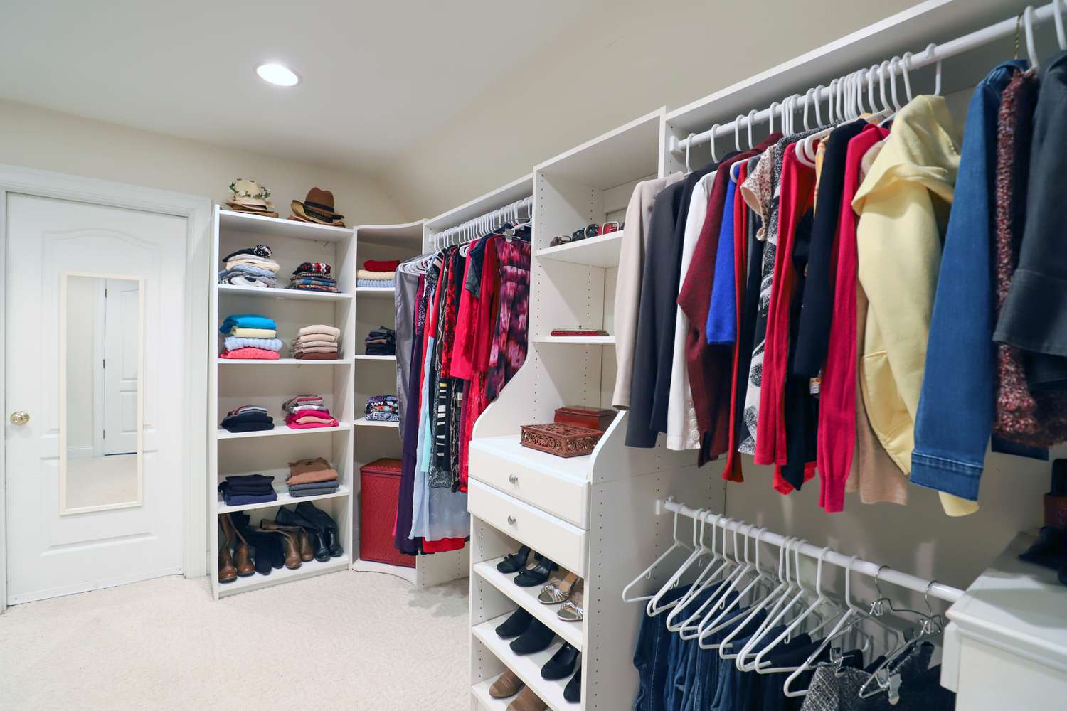 21 Walk-In Closet Ideas to Make It More Beautiful and Efficient
