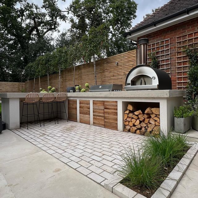 22 Outdoor Kitchen and BBQ Ideas Designers Are Rebuilding Backyards Around in 2026
