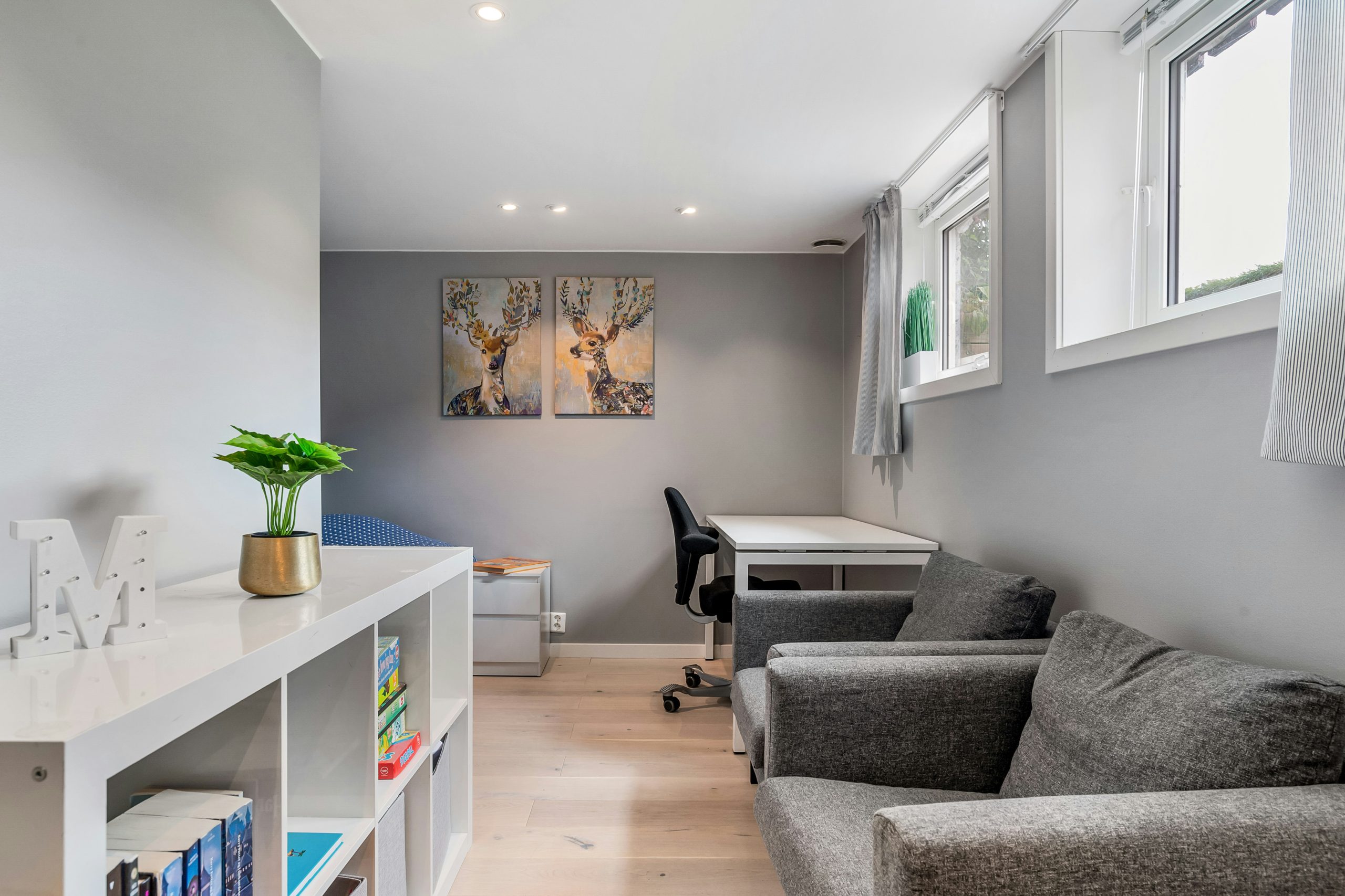 A living room filled with furniture and a book shelf