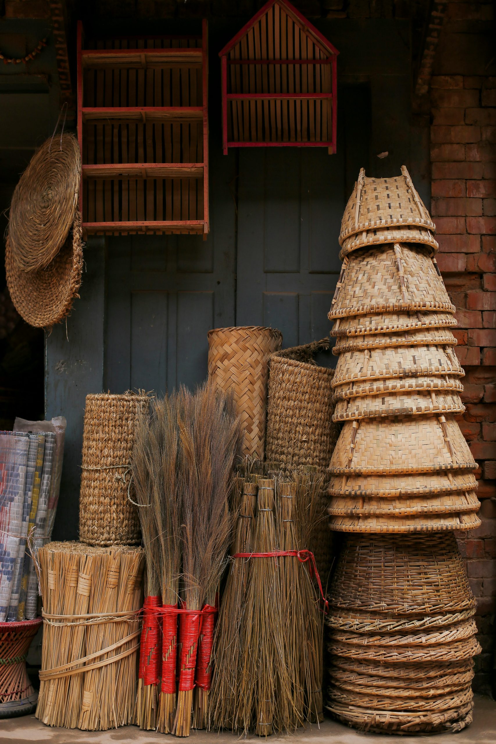a pile of brooms sitting next to each other