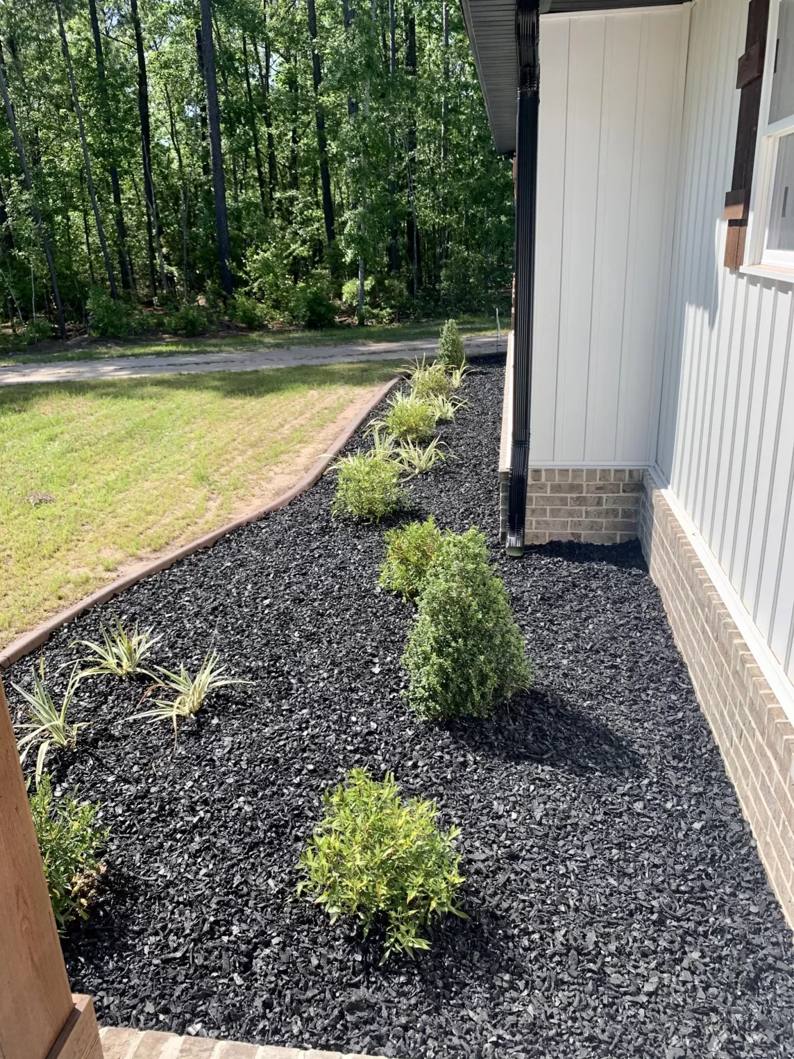 Black Rubber Mulch Beds | RubberMulchWarehouse.com