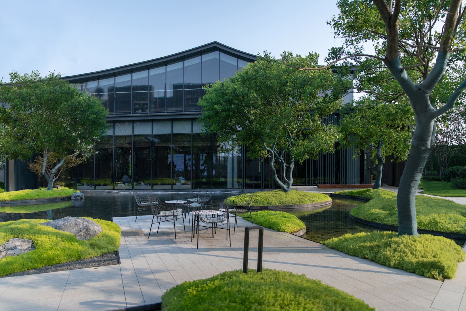 Commercial Landscape - RIVERSIDE PALACE