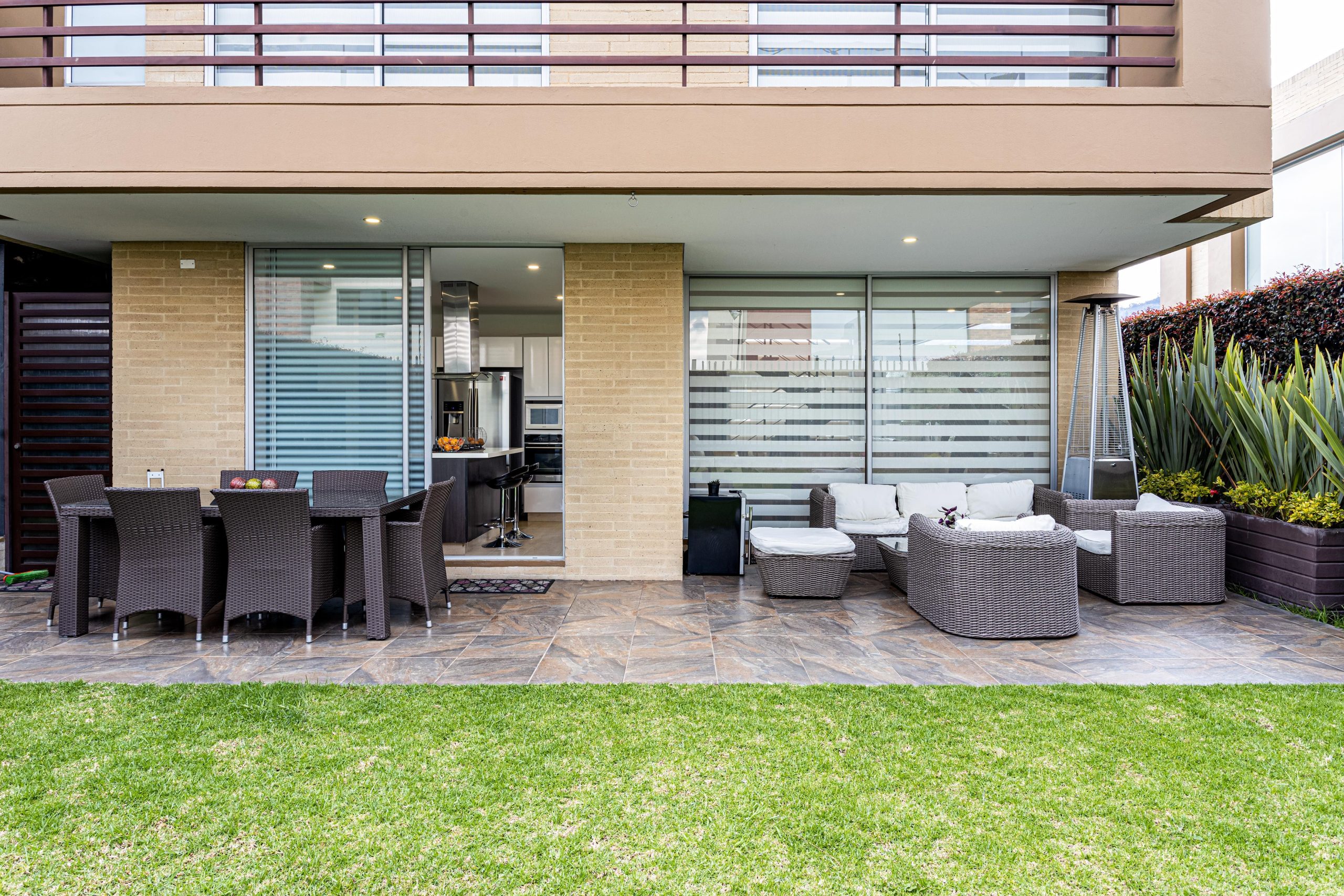 Contemporary patio design with wicker furniture in Cajicá, Colombia.