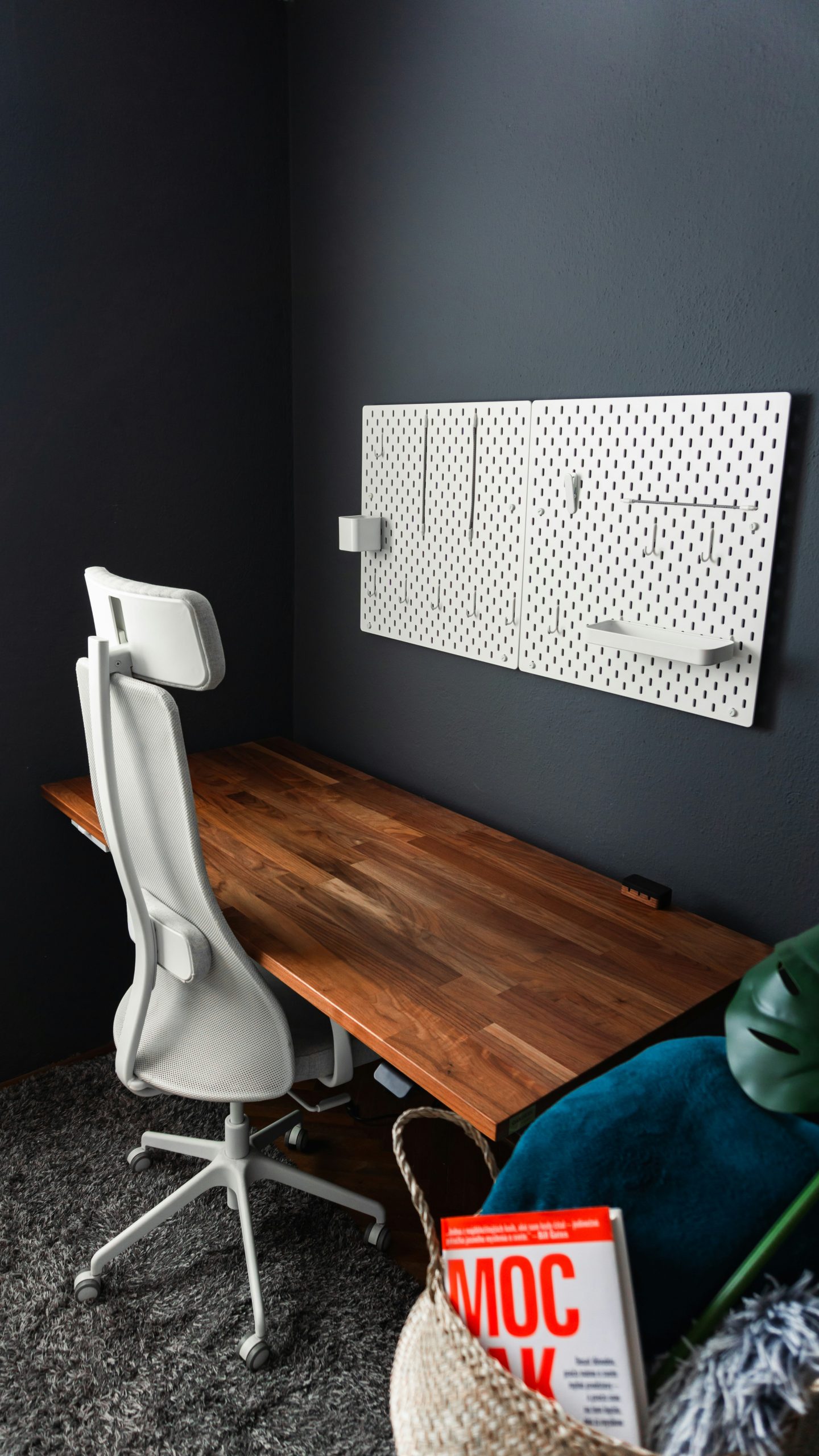 Mac Mini M1, Oakdesk by Standidesk, Orbitkey Nest, Edifier Speakers, IKEA Skadis, IKEA Jarvfjallet, Deltahub desk mat, Deltahub Carpio wrist rest, BenQ Monitor Screenbar Plus, Field Notes, Feippo fram