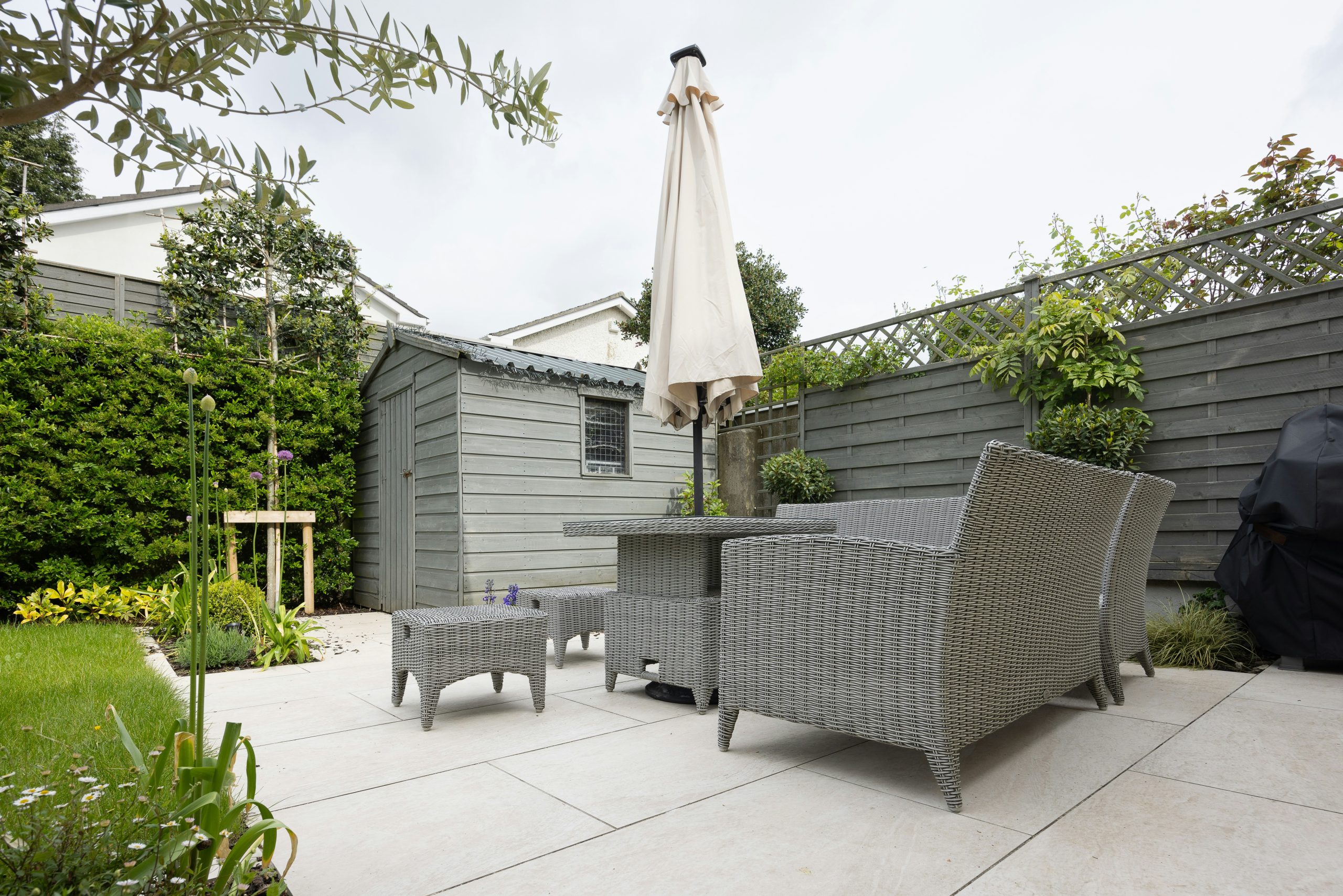 Transform your outdoor space into a stunning oasis with our selection of outdoor furniture, outdoor tiles, and paving slabs. Whether you're redesigning your garden, patio, or backyard, our products wi