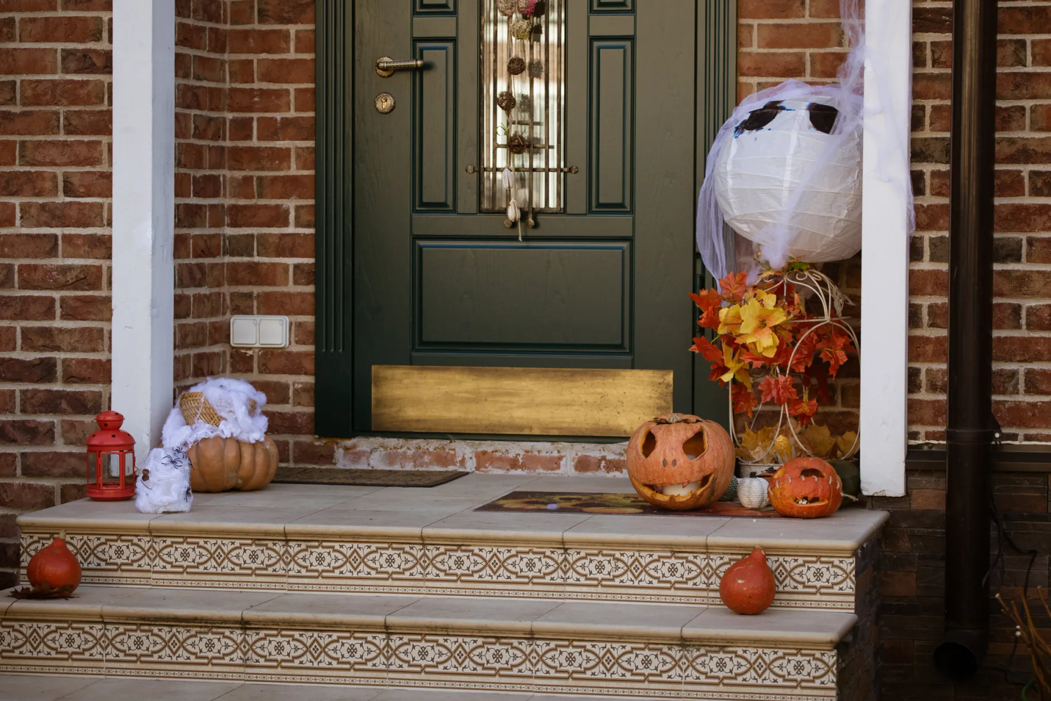 12 Best Halloween Porch Ideas for a Spooky Welcome - Simple Cozy Homes