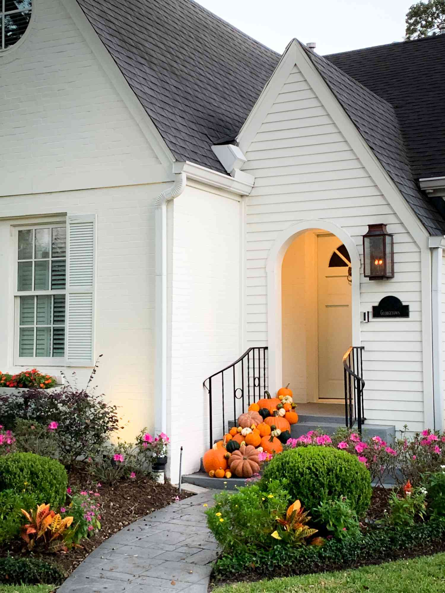 20 Beautiful Fall Porches to Celebrate the Season