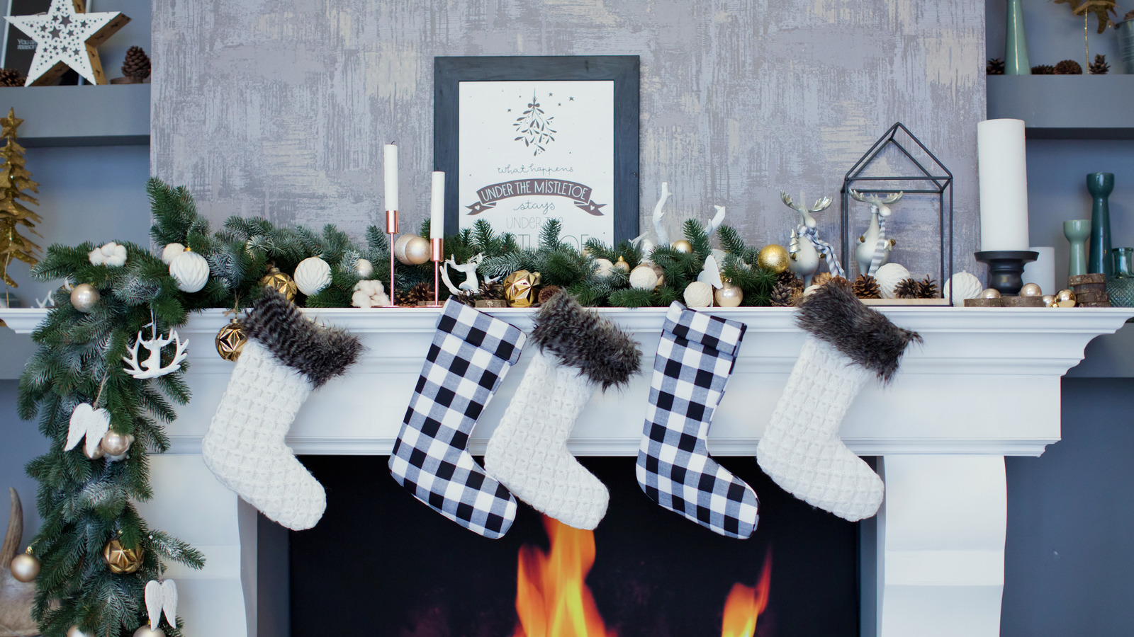 20 Coziest Christmas Decorating Ideas For Your Mantel