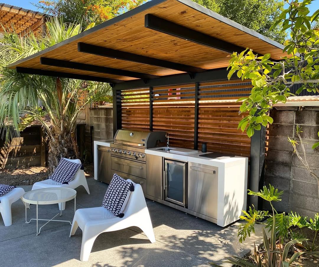 22 Outdoor Kitchen and BBQ Ideas Designers Are Rebuilding Backyards Around in 2026