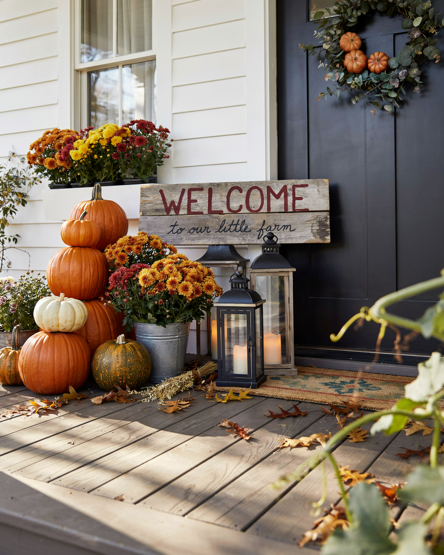 25 Farmhouse Fall Porch Ideas Full of Autumn Charm to Make Your Home Look Cozy and Inviting | DIY Garden