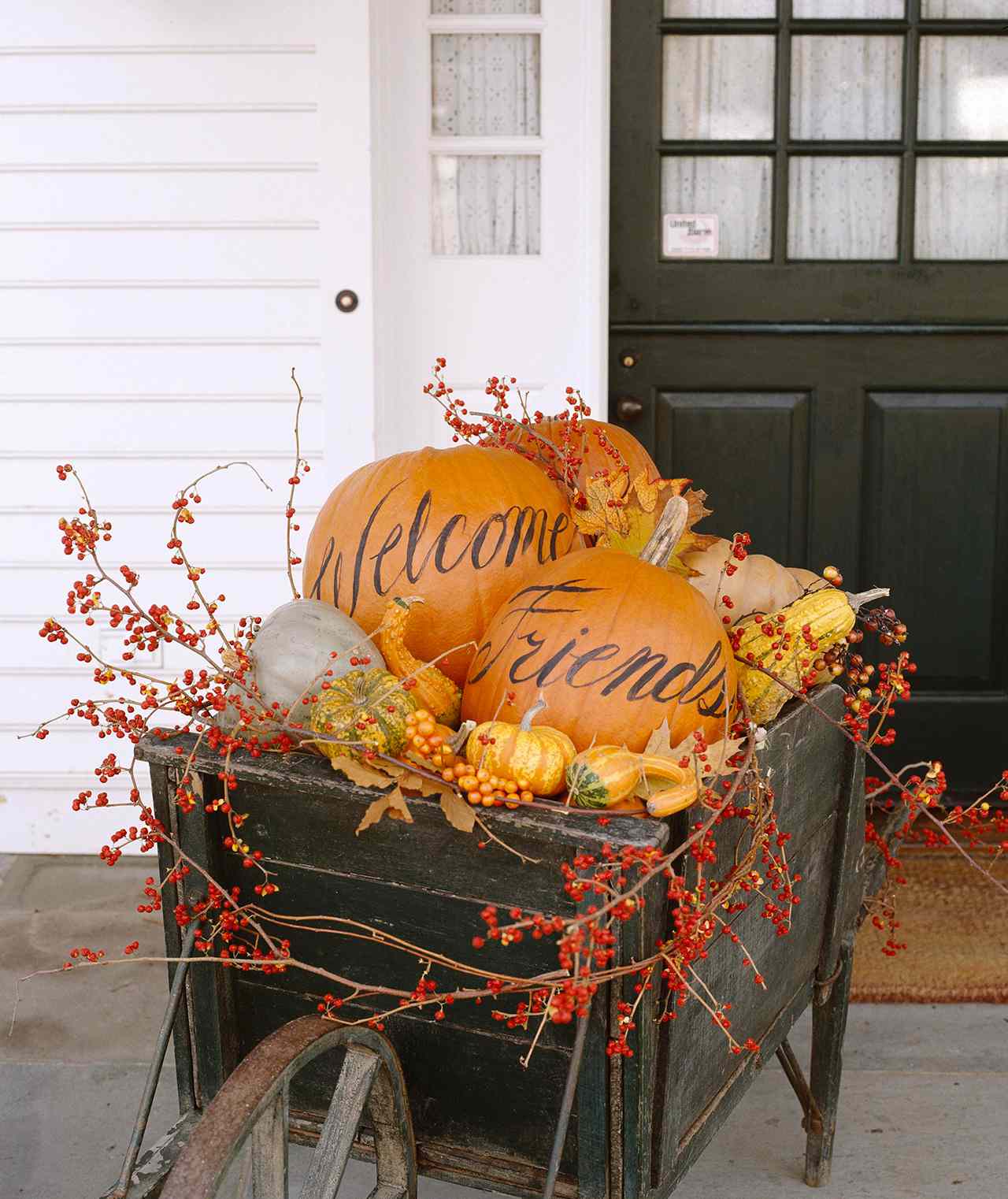 25 Outdoor Fall Decor Ideas That Will Last Through Thanksgiving