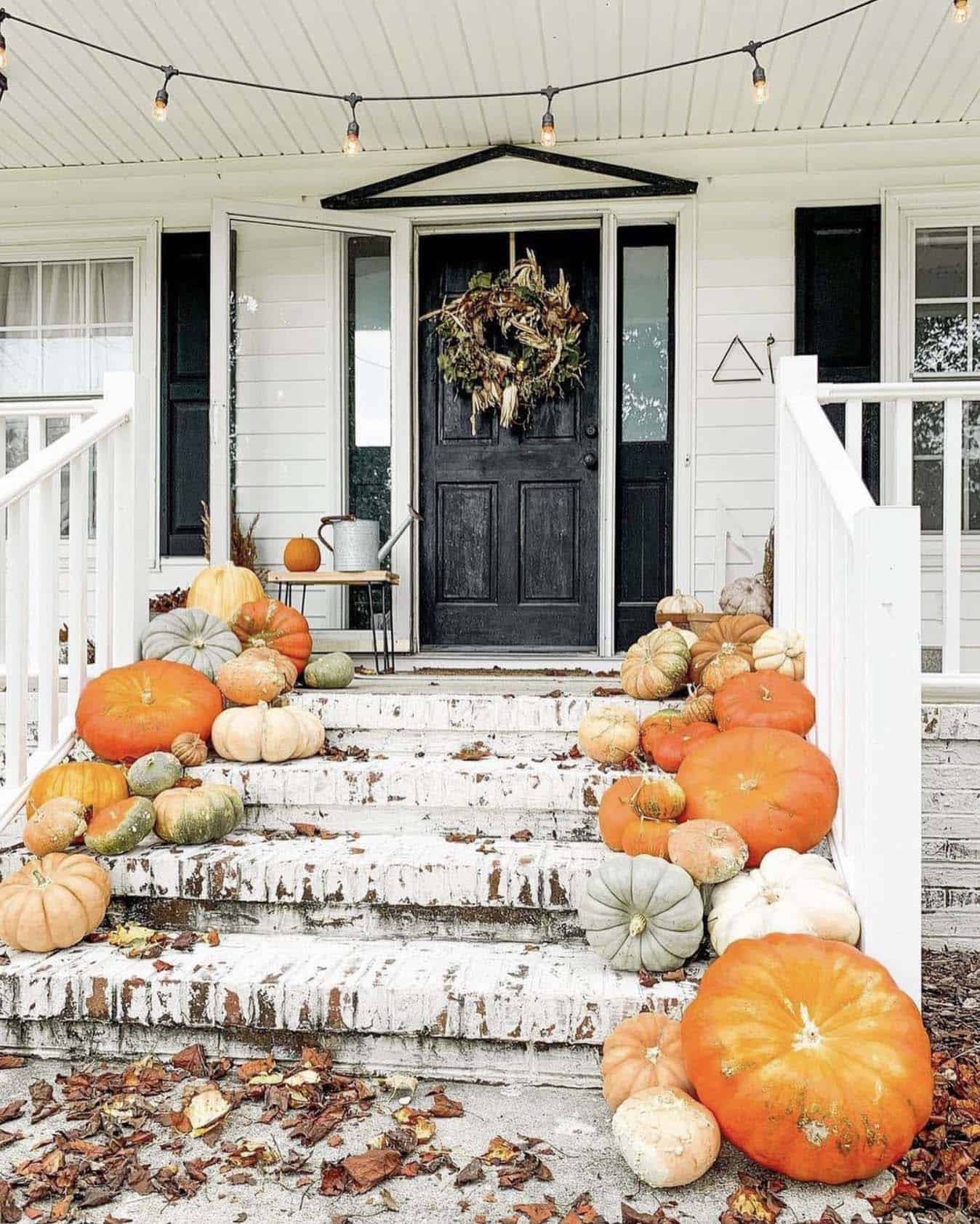 30 Insanely Warm And Welcoming Porch Decorating Ideas For Fall Story - One Kindesign