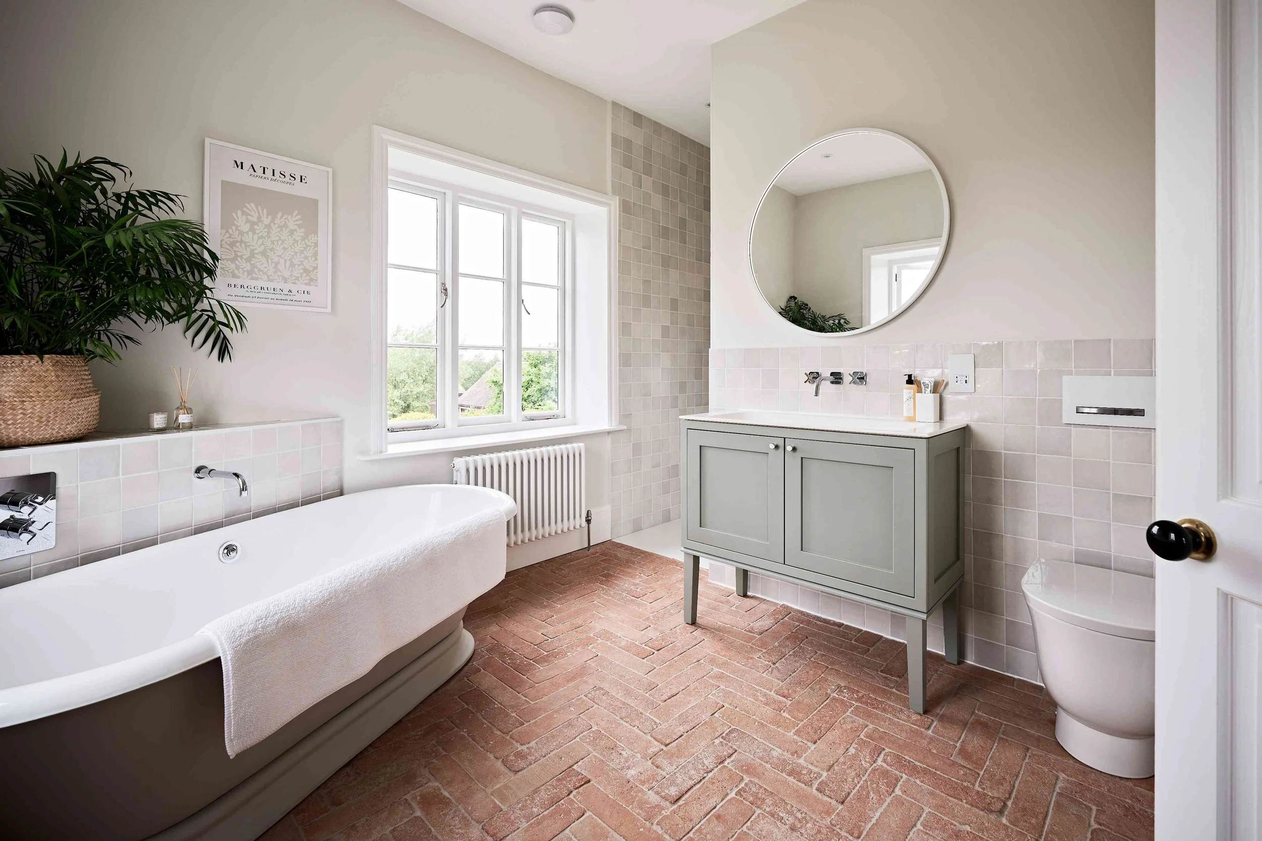 Bathroom Design: Cosy Farmhouse Bathroom With Terracotta Floor