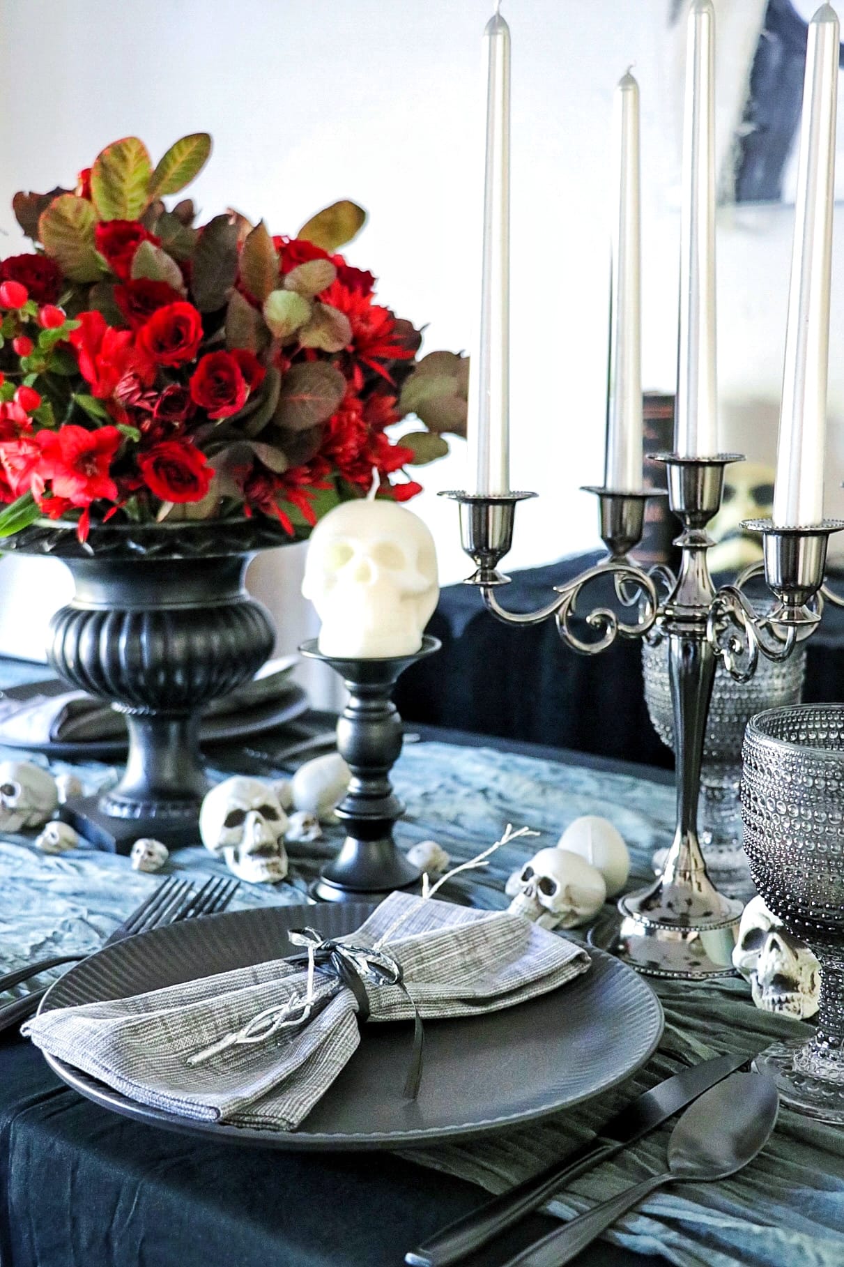 GET READY TO HAVE A SPOOKY CHIC TABLESCAPE FOR HALLOWEEN - Fab Everyday