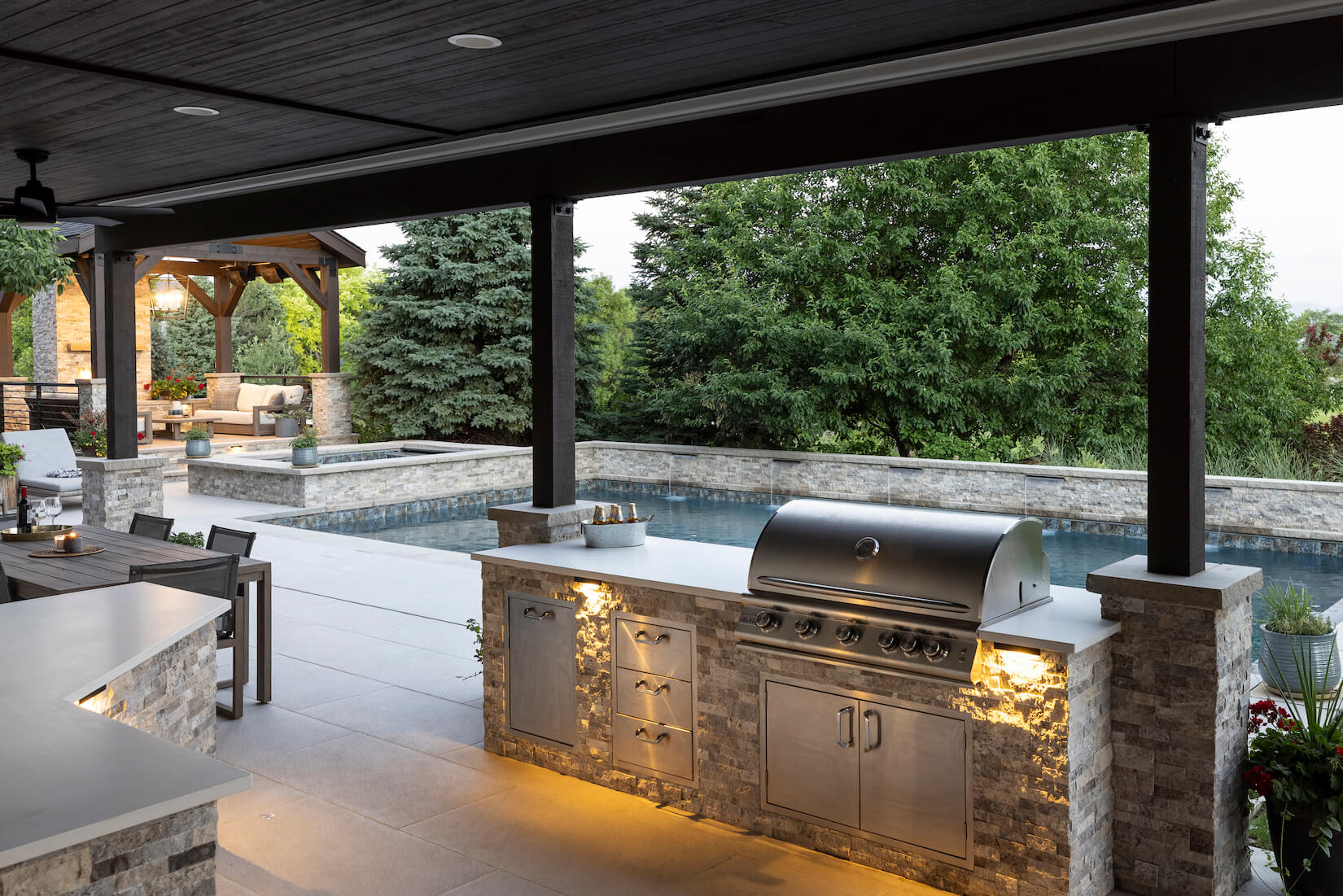 Guide To Building a Luxury Outdoor Kitchen