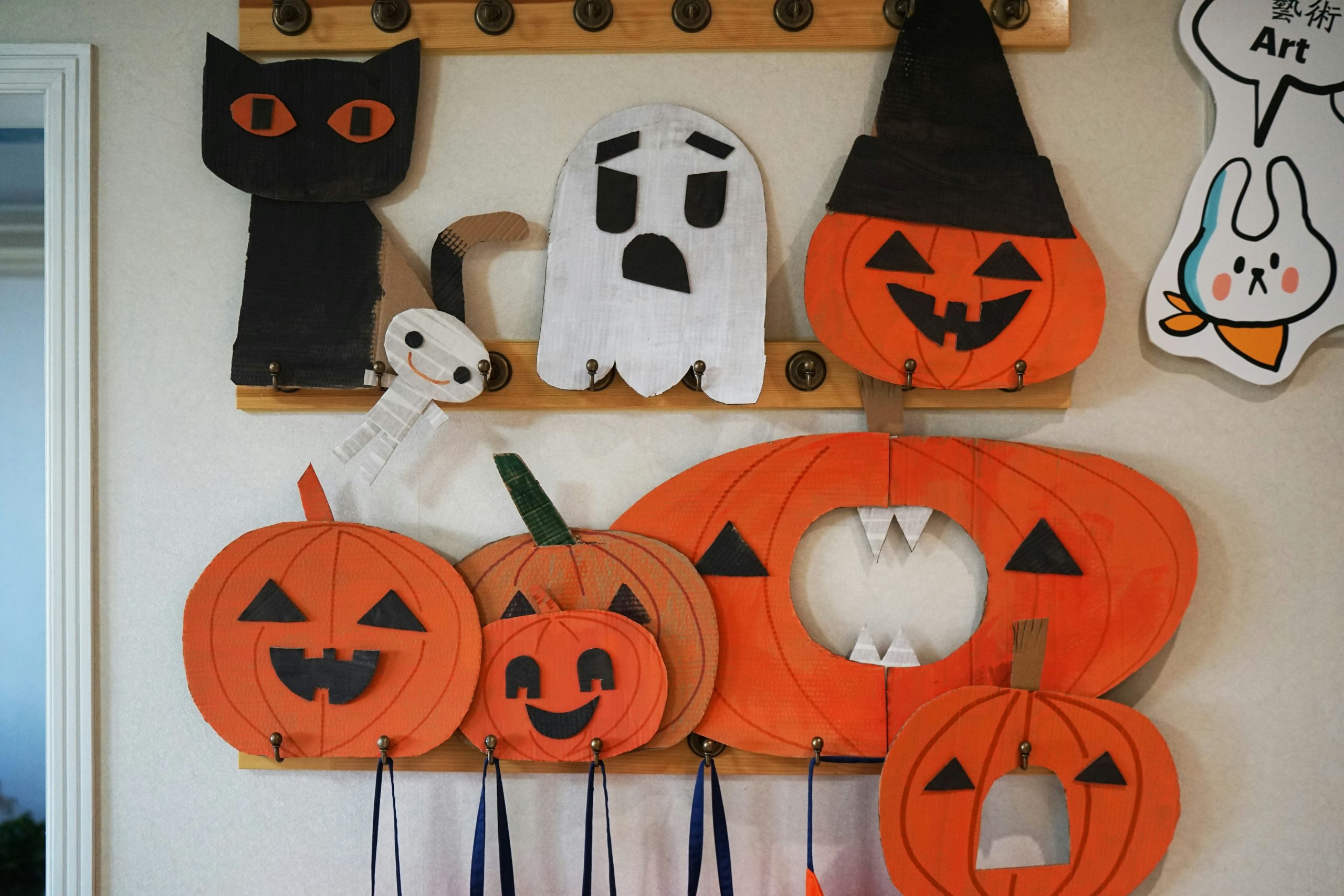 Halloween decorations including pumpkins, ghost, and black cat.