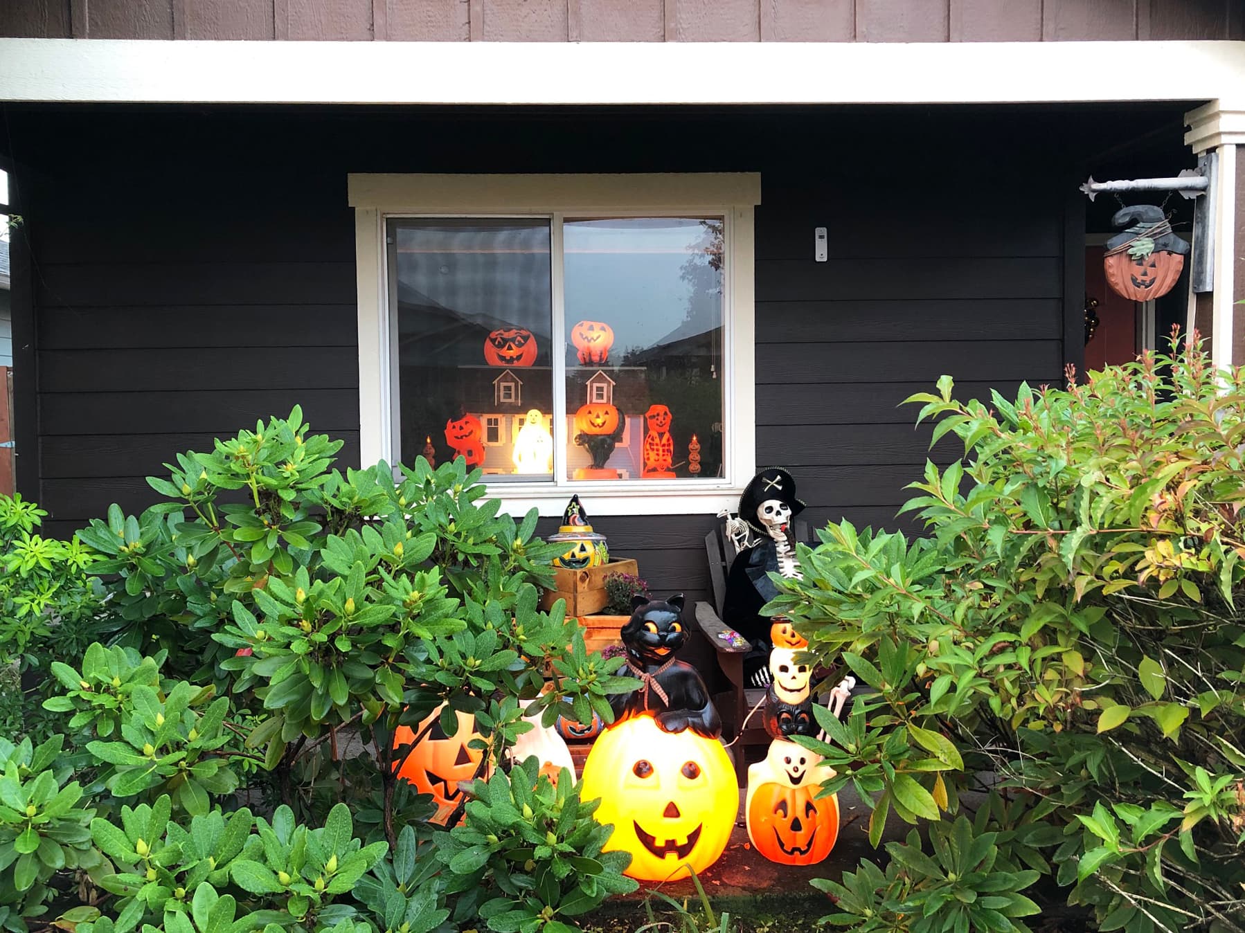 I Took My Front Porch from Blah to Spooky Halloween Fun on a Tight Budget | Cubby