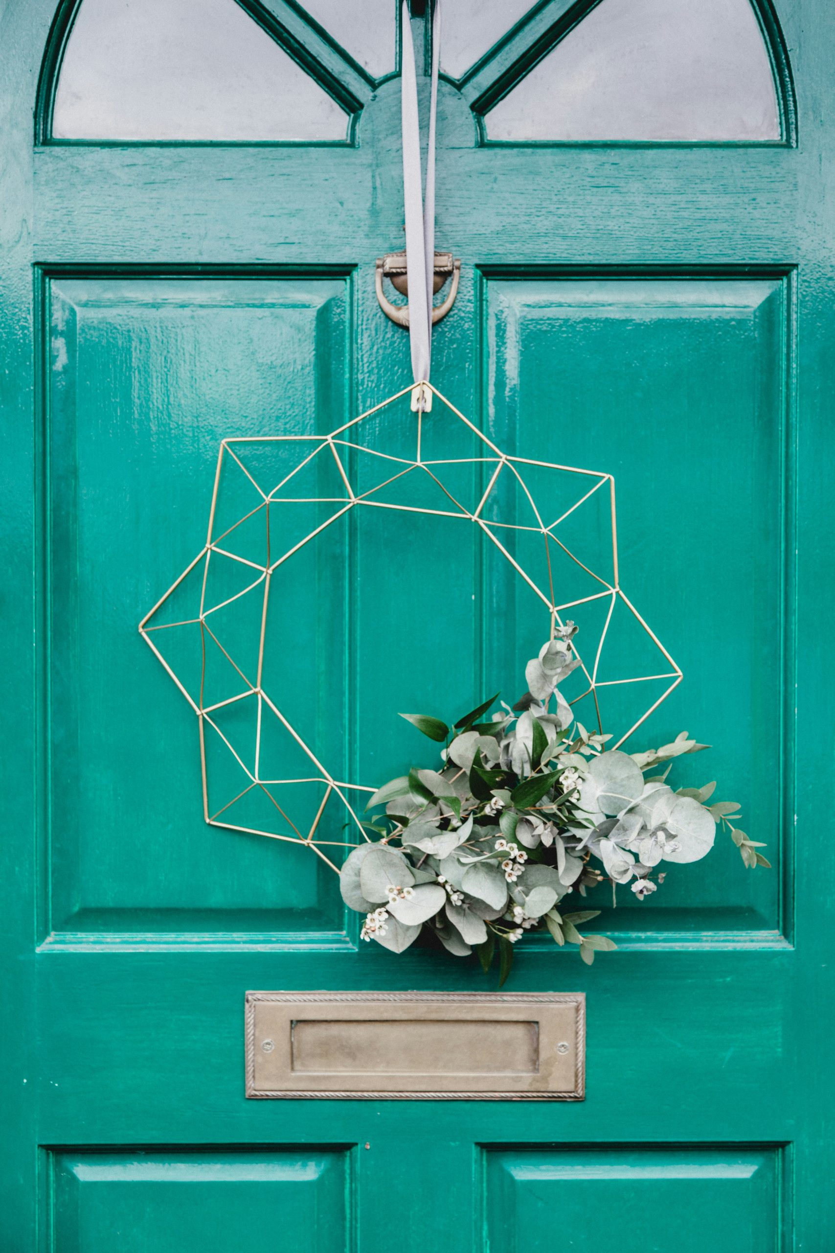 I used some leftover foliage from a photo shoot to style this gold metal geometric wreath from Hobbycraft. Here she is hanging on my green front door!