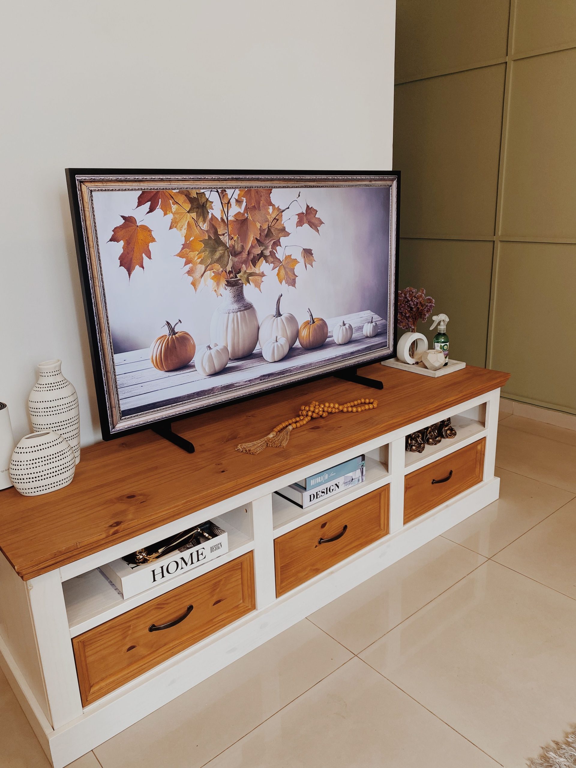 Stylish living room with autumn-themed decor and a TV display in São Paulo, Brazil.