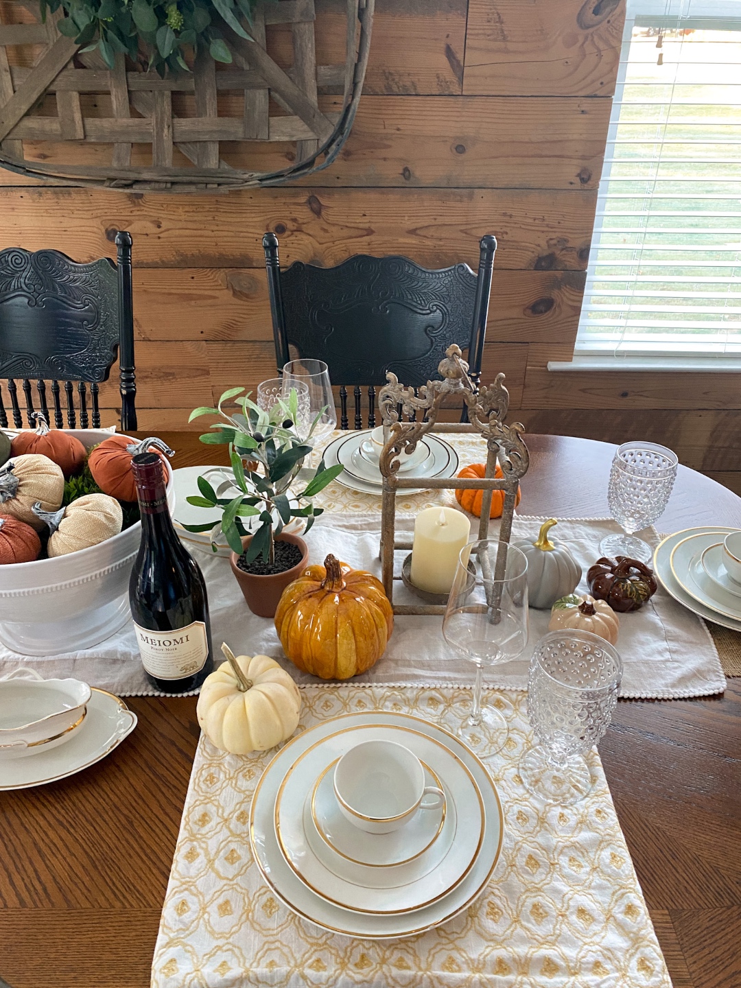Thanksgiving Tablescape Ideas 2025: A Traditional Setting with a Modern Feel