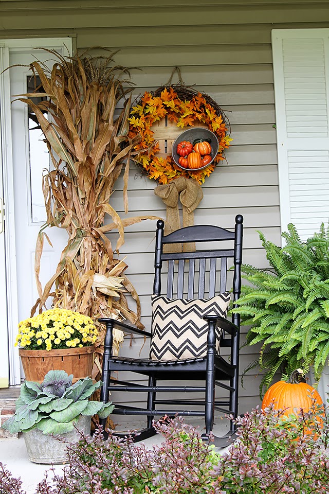 TRADITIONAL FALL PORCH DECOR story