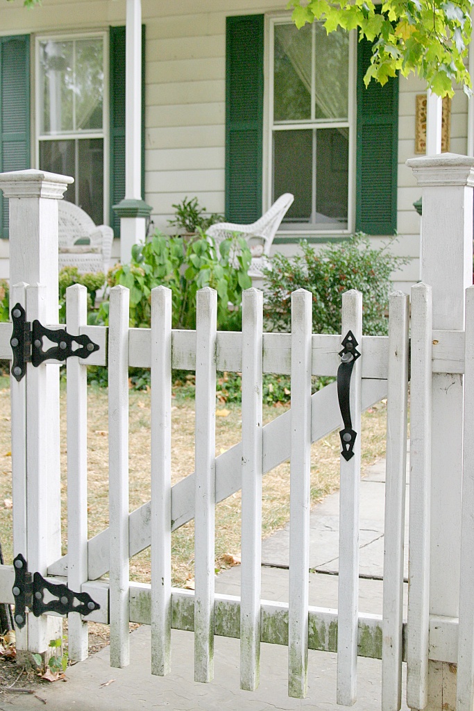 11 Fantastic Picket Fence Gate Ideas to Welcome You