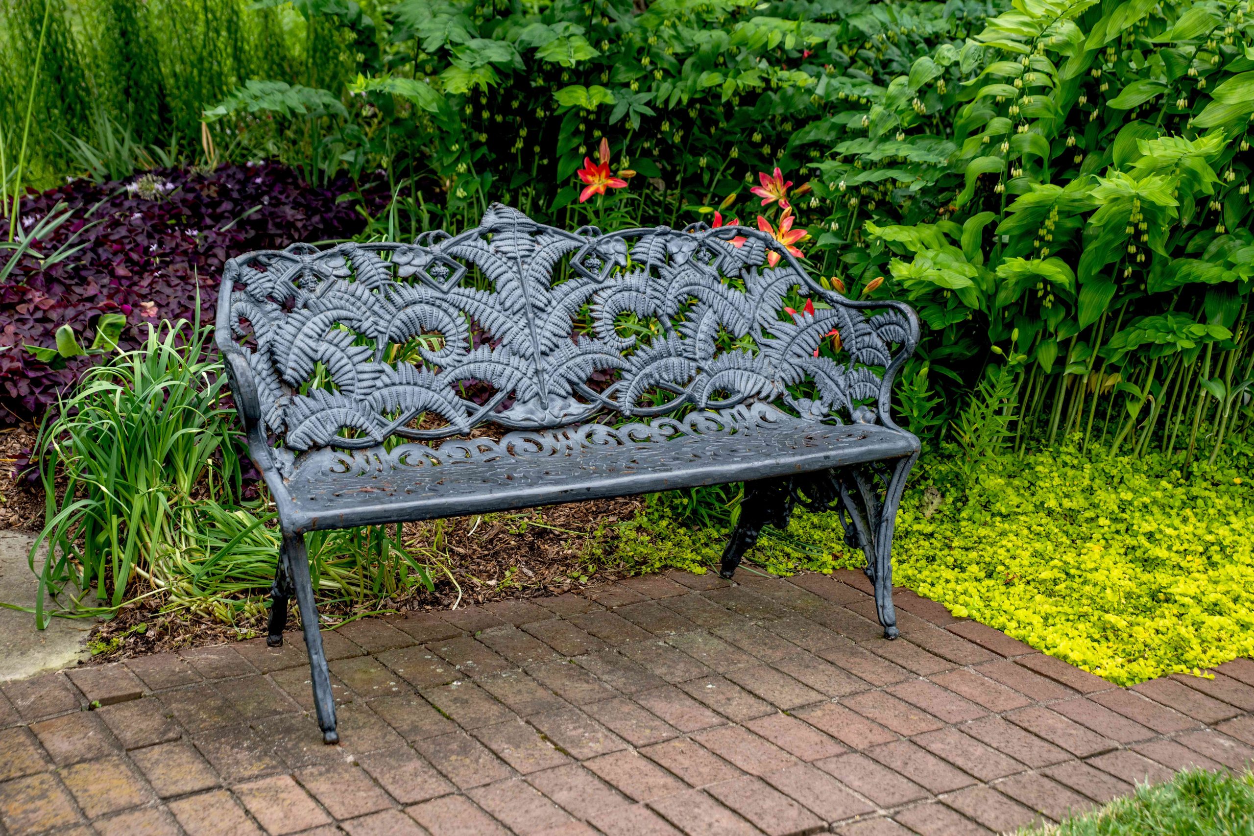 15 Garden Bench Ideas for Your Backyard