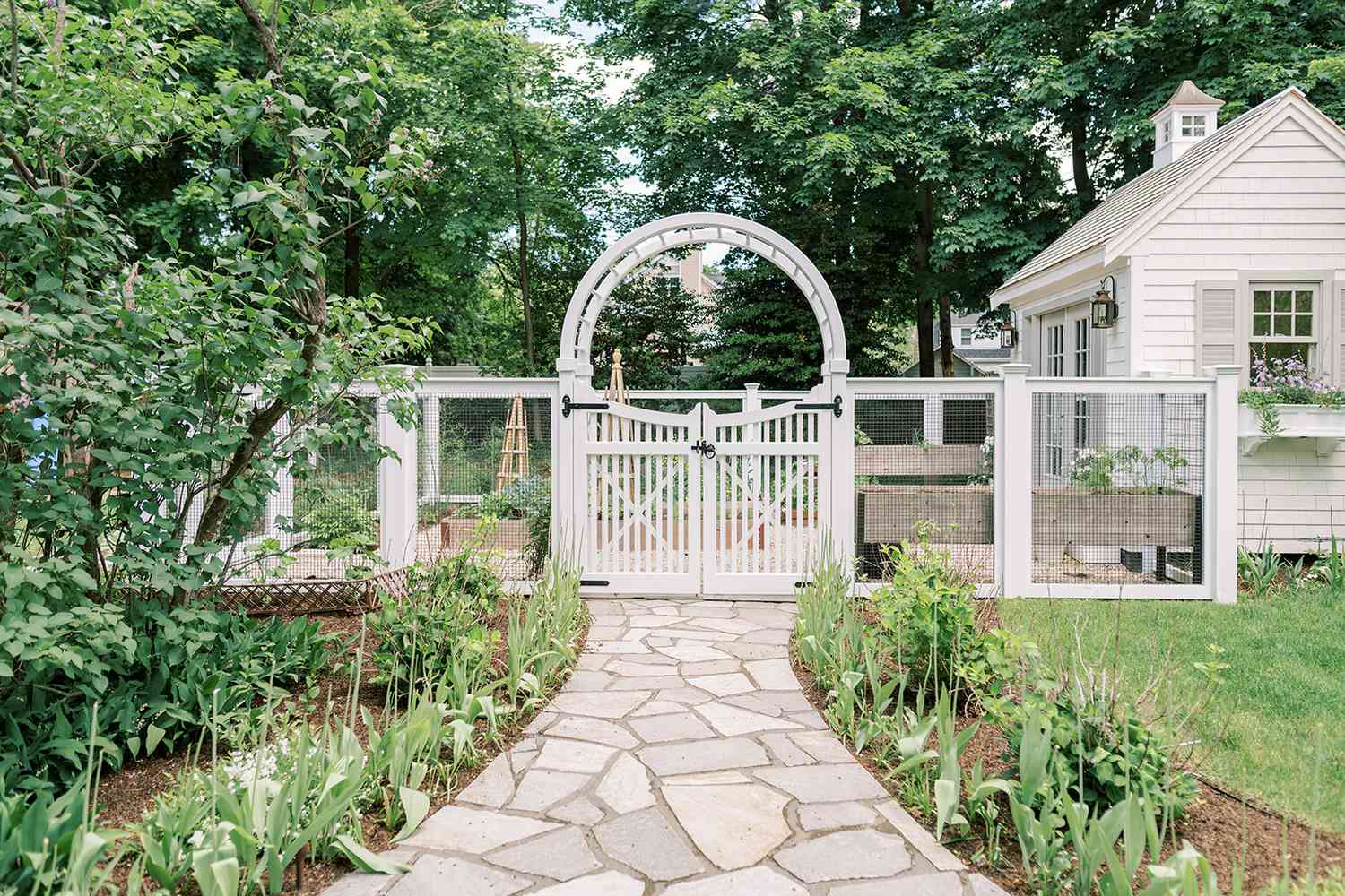 21 Front Yard Fencing Ideas Sure to Transform Your Home