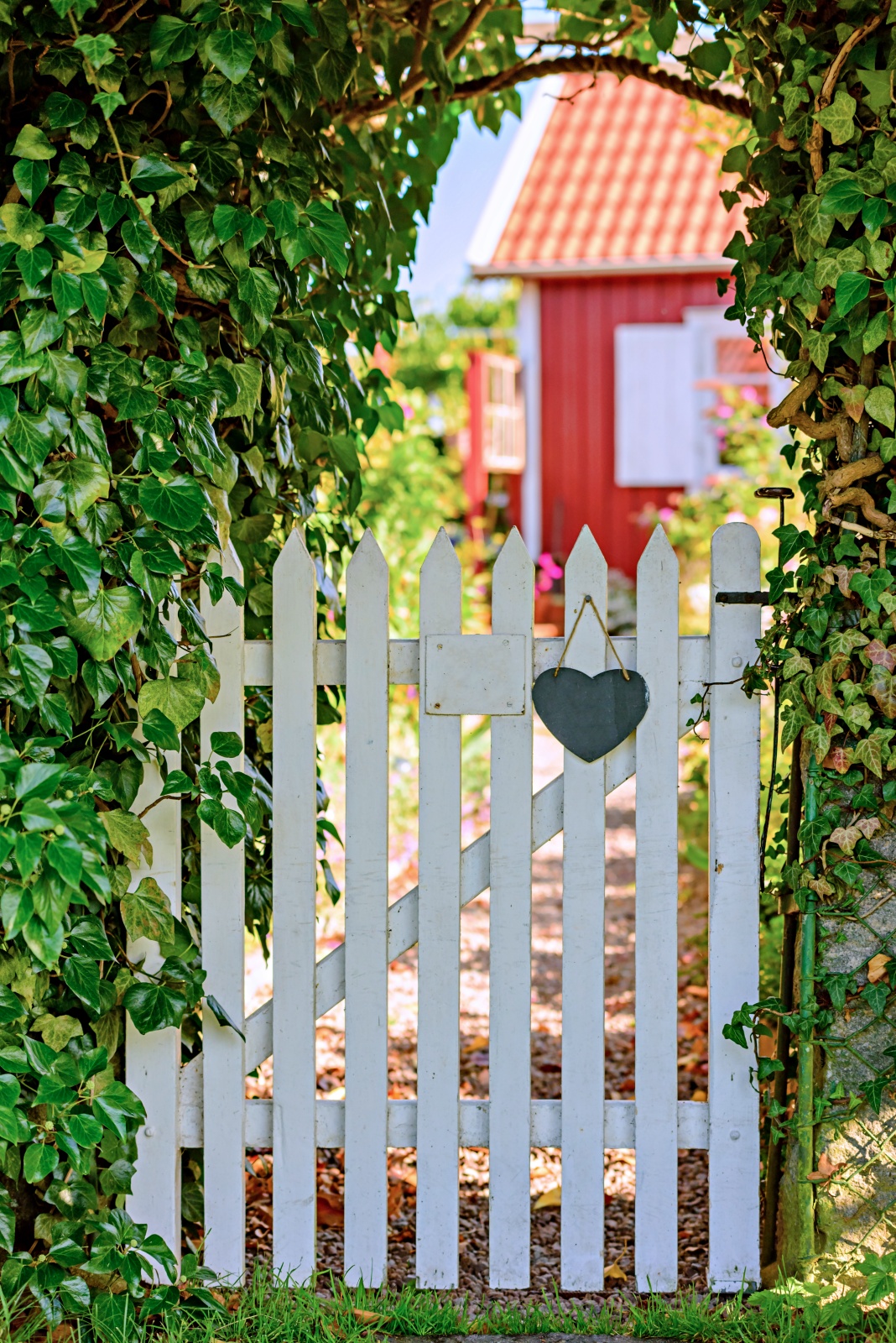 9 Beautiful and Charming Garden Gate Ideas for Your Yard - Town & Country Living