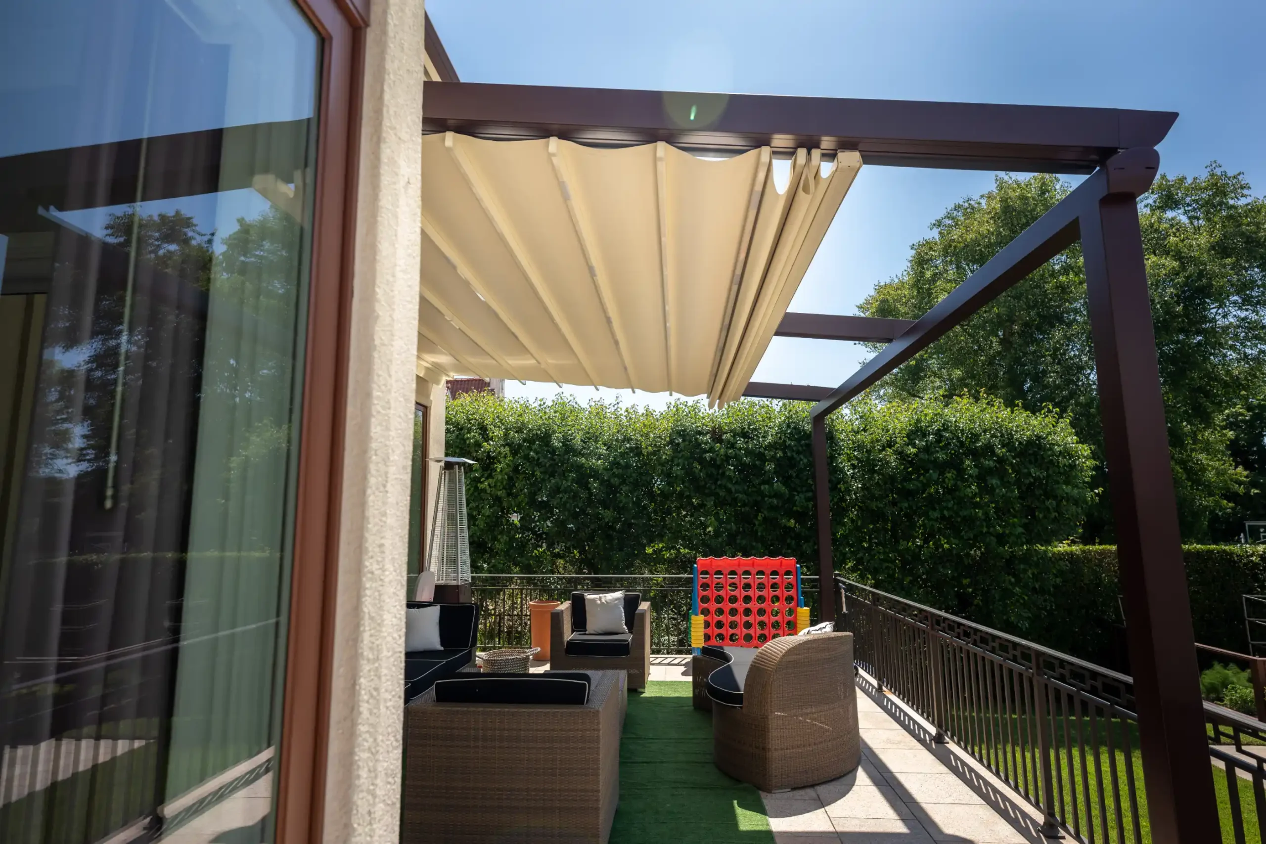 Creating the Perfect Outdoor Entertainment Space with a Retractable Pergola